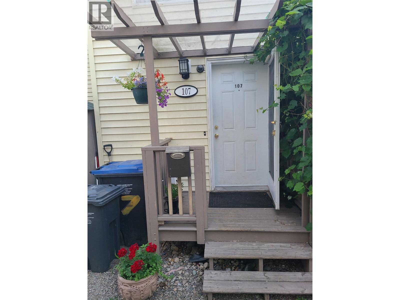 335 33 Highway E Unit# 107, Kelowna, British Columbia  V1X 2A4 - Photo 3 - 10374613