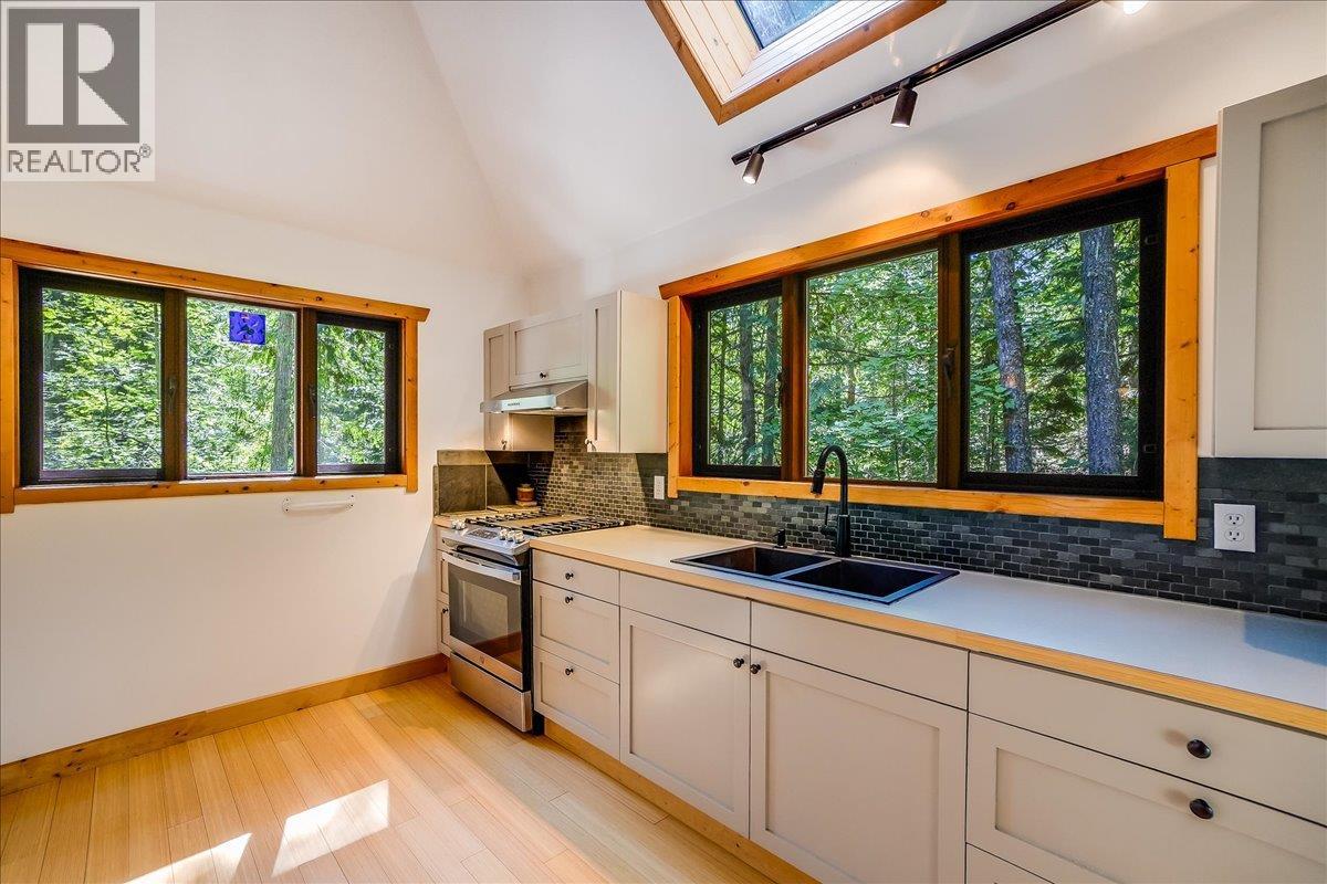 5631 Longbeach Road, Nelson, British Columbia  V1L 6N9 - Photo 14 - 10374255