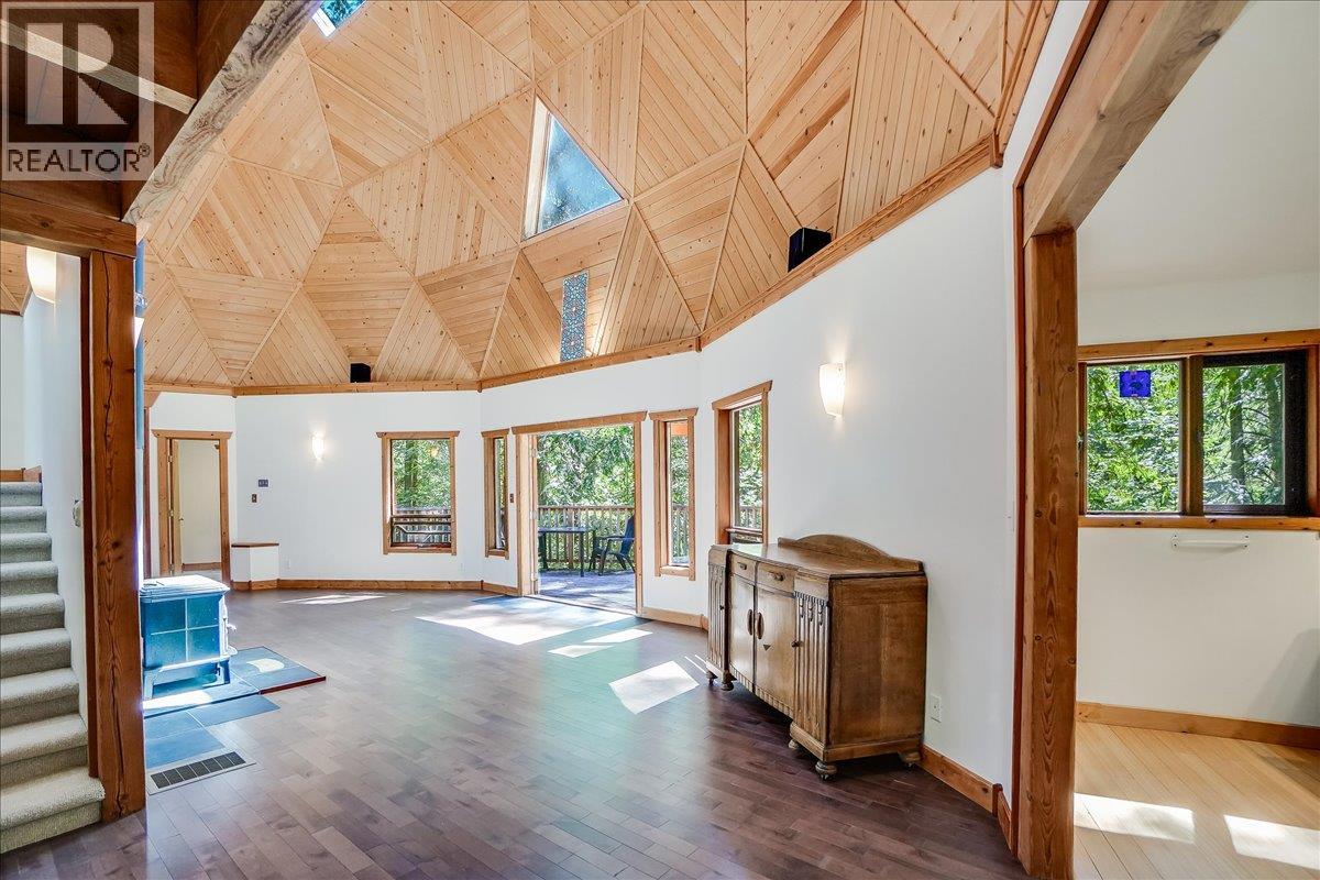 5631 Longbeach Road, Nelson, British Columbia  V1L 6N9 - Photo 3 - 10374255