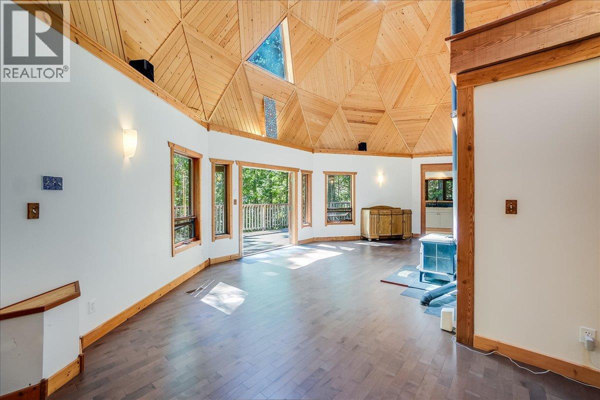 5631 Longbeach Road, Nelson, British Columbia  V1L 6N9 - Photo 4 - 10374255