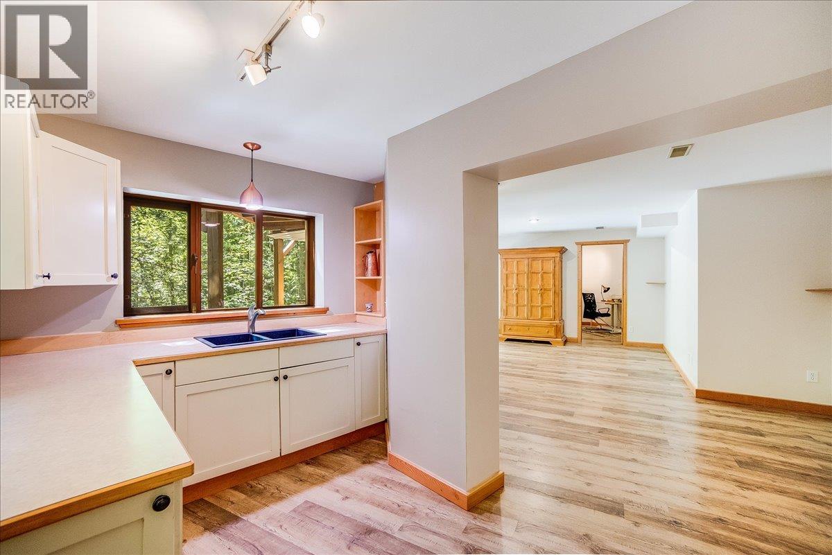 5631 Longbeach Road, Nelson, British Columbia  V1L 6N9 - Photo 59 - 10374255