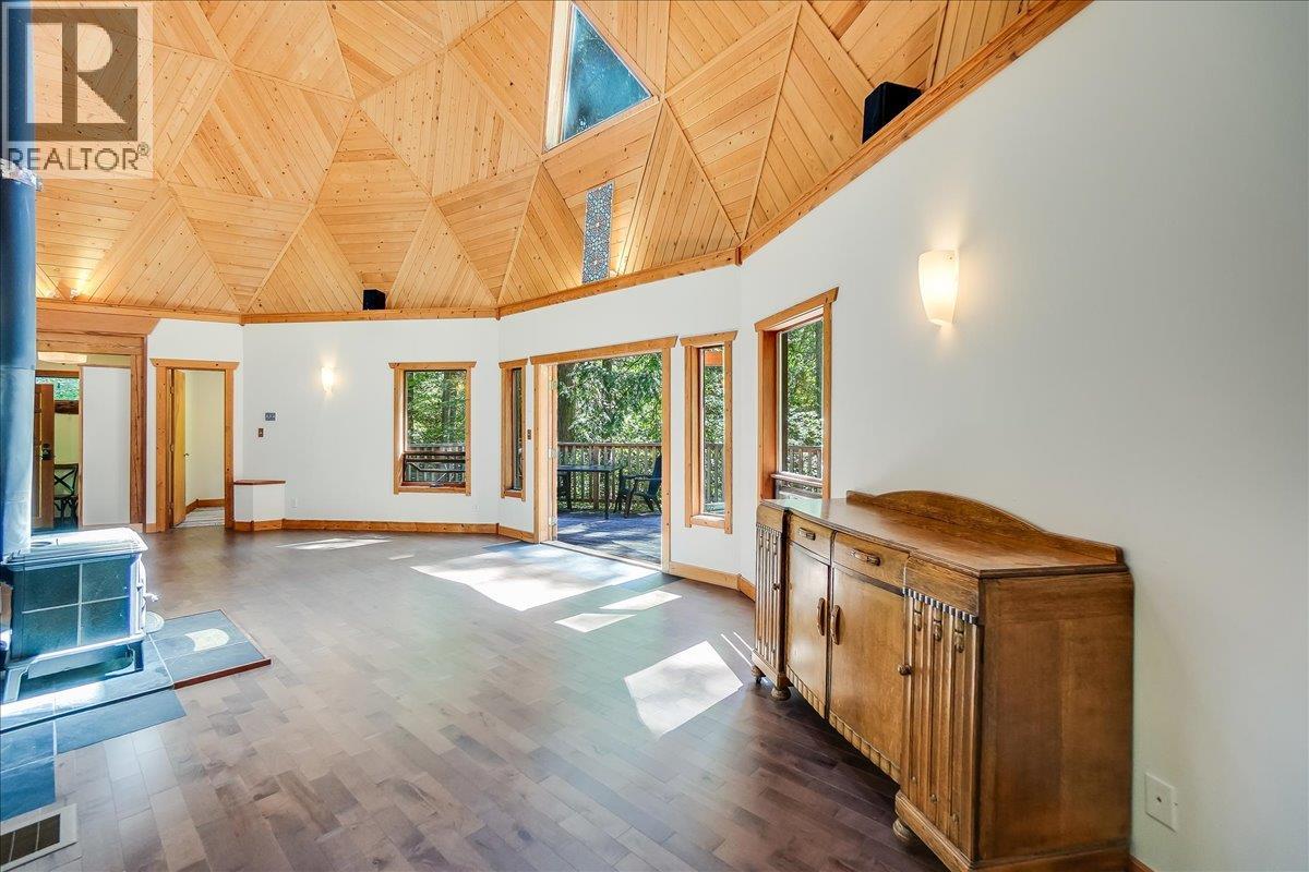 5631 Longbeach Road, Nelson, British Columbia  V1L 6N9 - Photo 7 - 10374255