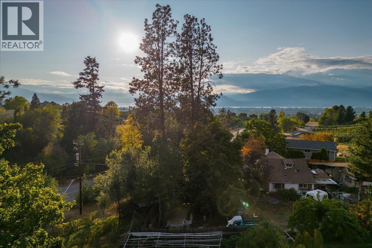 3122 Mcculloch Road, Kelowna, British Columbia  V1W 4G6 - Photo 4 - 10374399