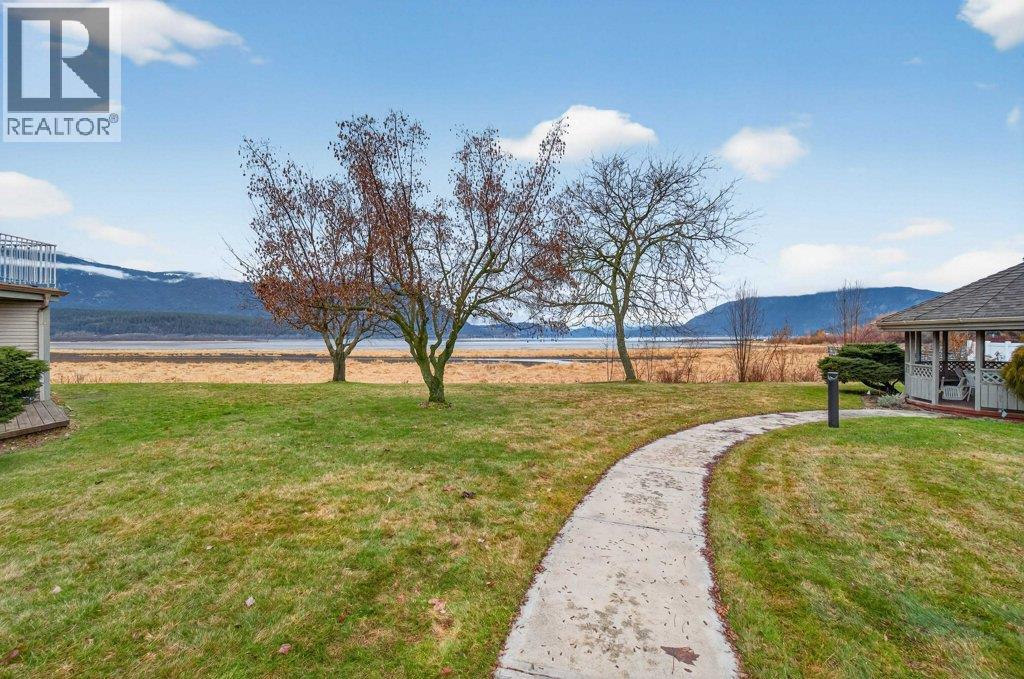 111 Harbourfront Drive Nw Unit# 2, Salmon Arm, British Columbia  V1E 1A3 - Photo 9 - 10374426