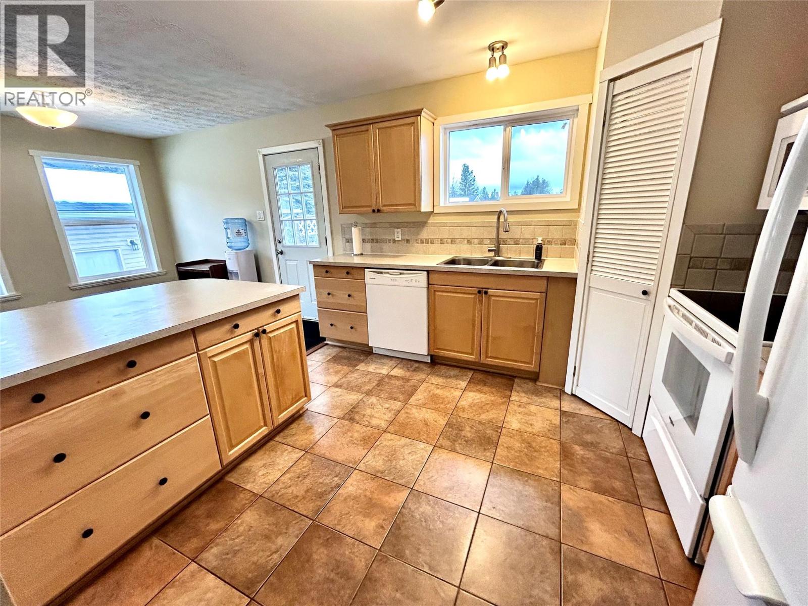 404 Willow Drive, Tumbler Ridge, British Columbia  V0C 2W0 - Photo 6 - 10374816
