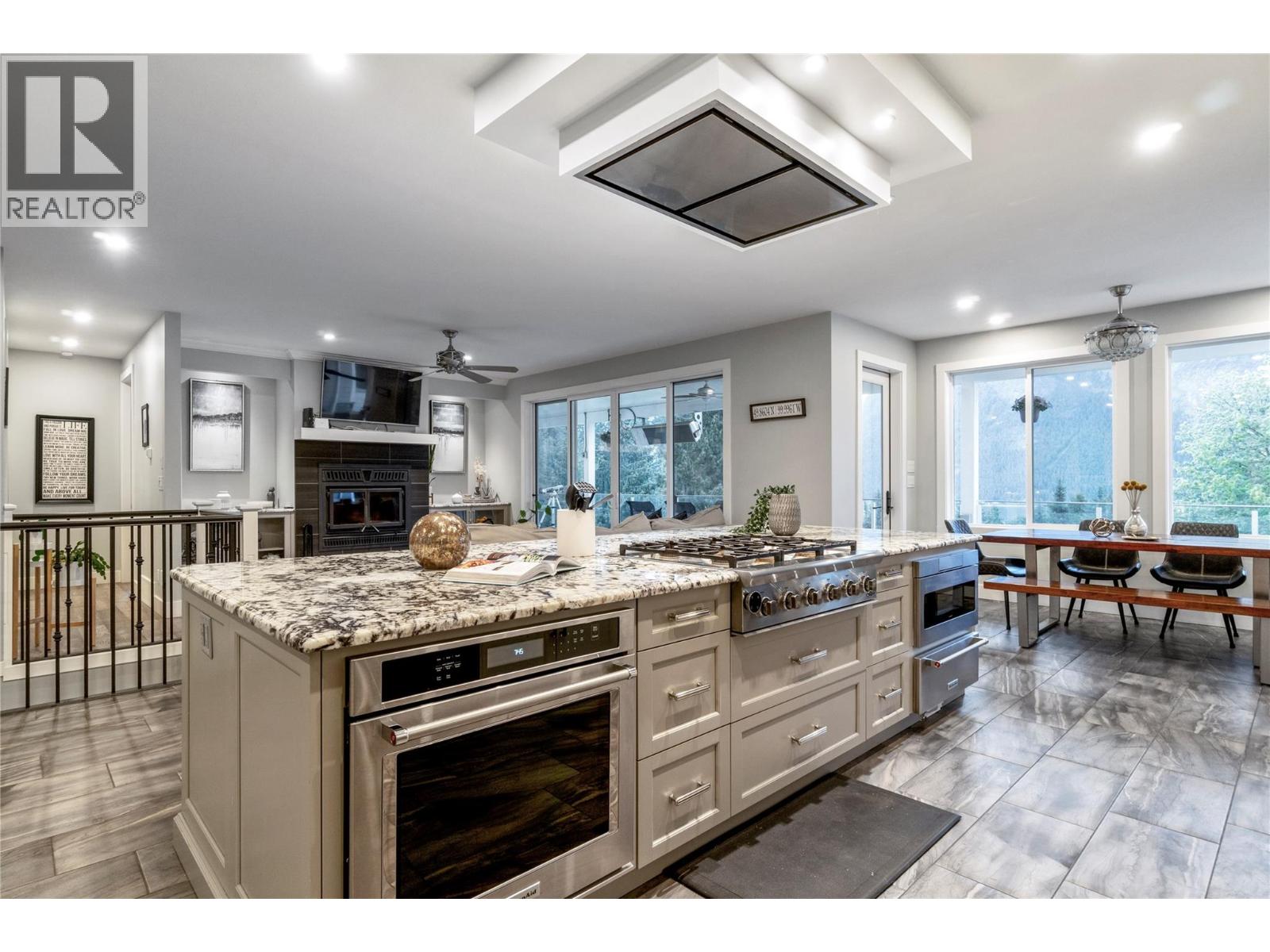 2030 Canoe Beach Drive Ne, Salmon Arm, British Columbia  V1E 2M5 - Photo 14 - 10375108