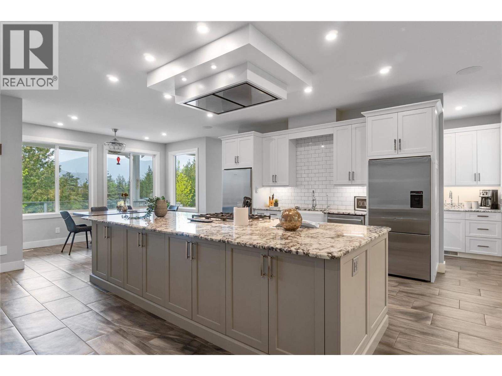 2030 Canoe Beach Drive Ne, Salmon Arm, British Columbia  V1E 2M5 - Photo 16 - 10375108