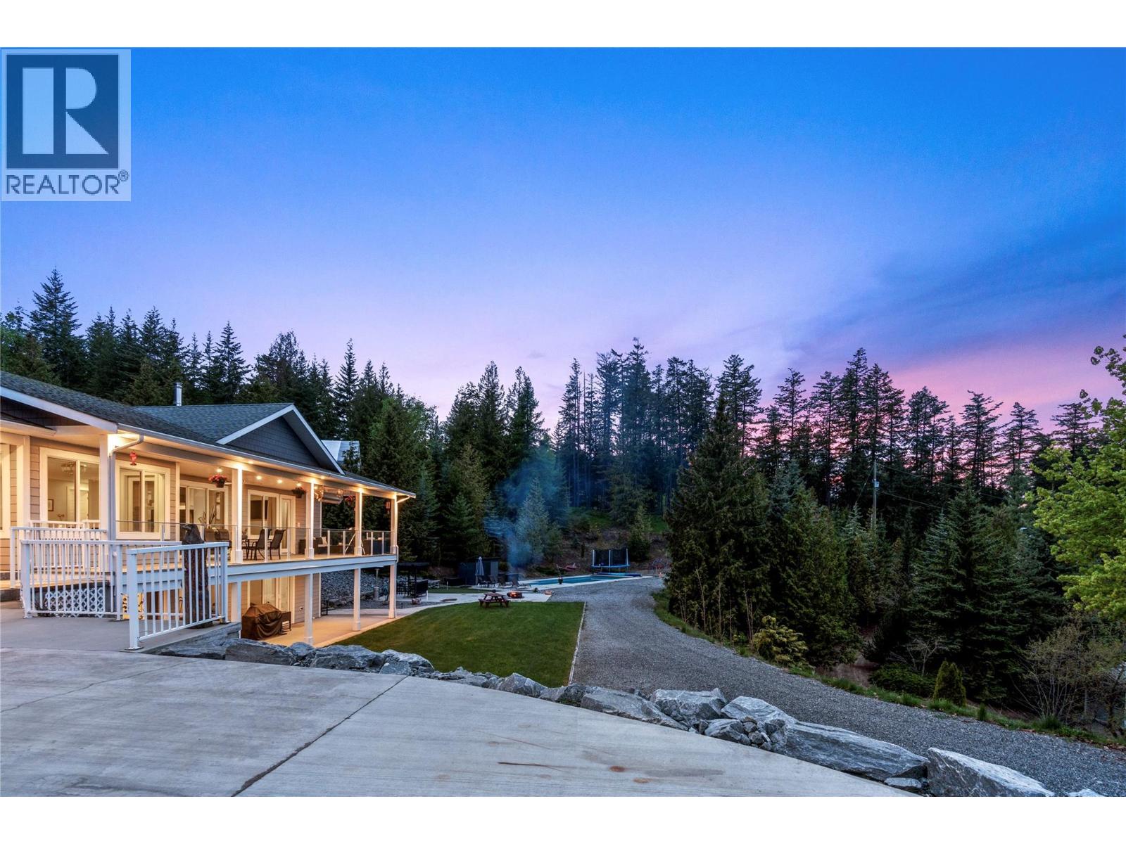 2030 Canoe Beach Drive Ne, Salmon Arm, British Columbia  V1E 2M5 - Photo 3 - 10375108