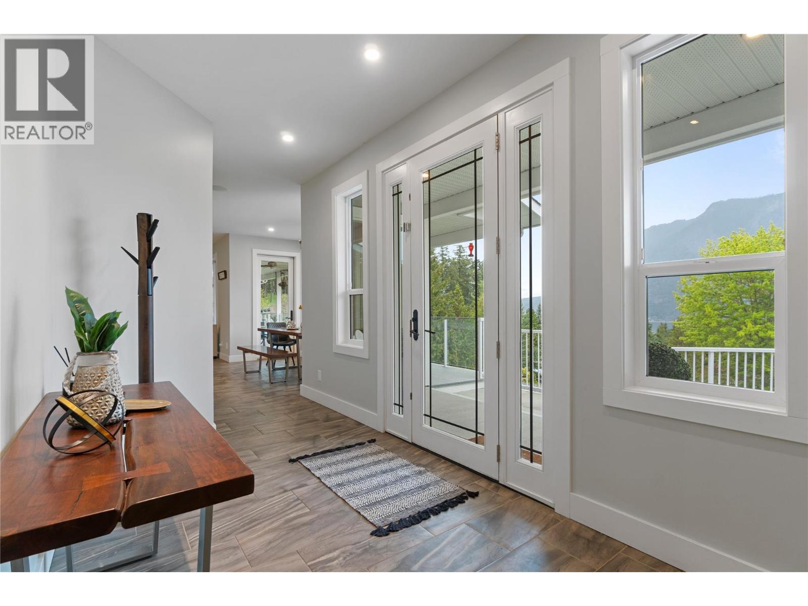 2030 Canoe Beach Drive Ne, Salmon Arm, British Columbia  V1E 2M5 - Photo 7 - 10375108