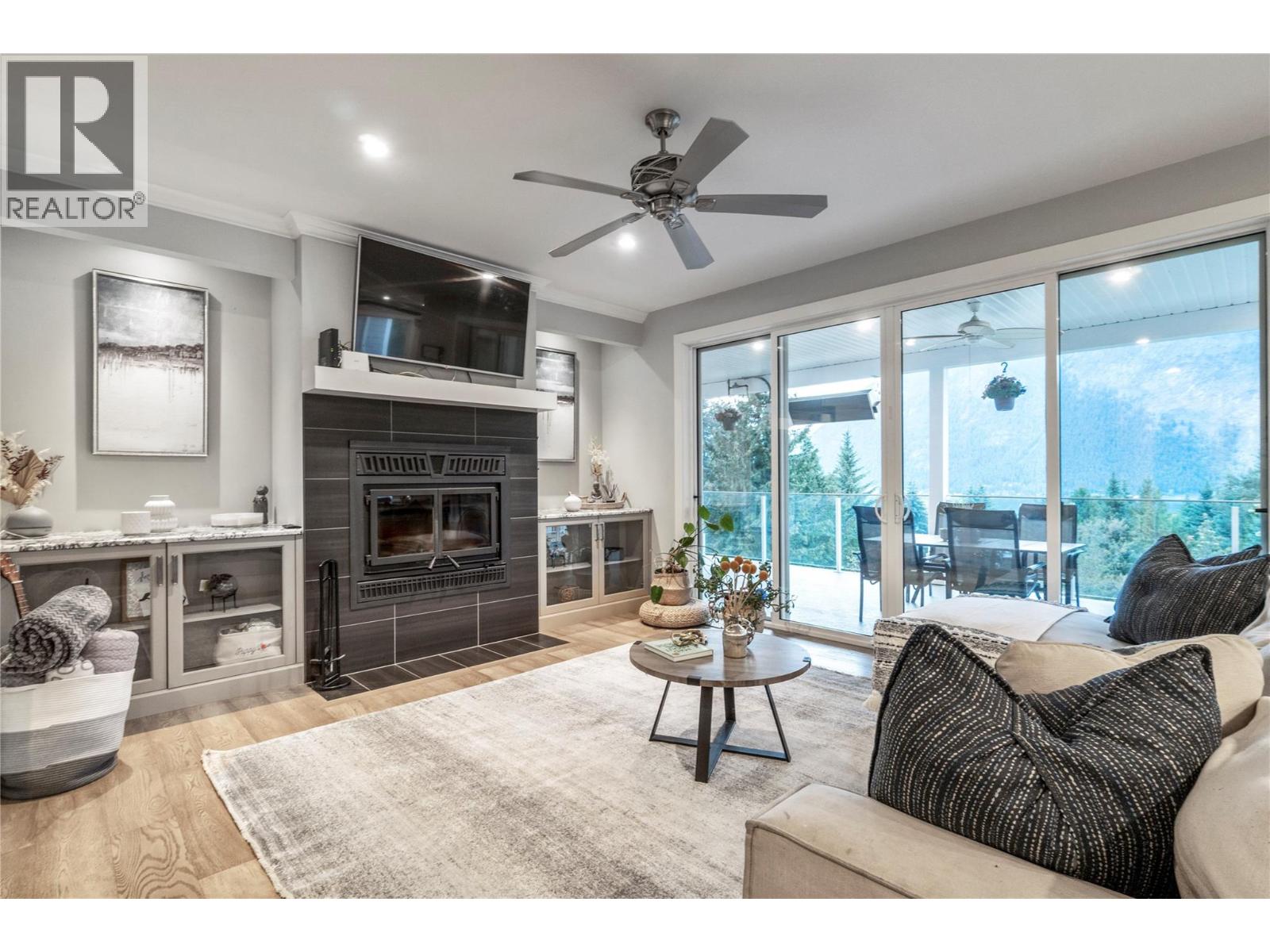 2030 Canoe Beach Drive Ne, Salmon Arm, British Columbia  V1E 2M5 - Photo 9 - 10375108