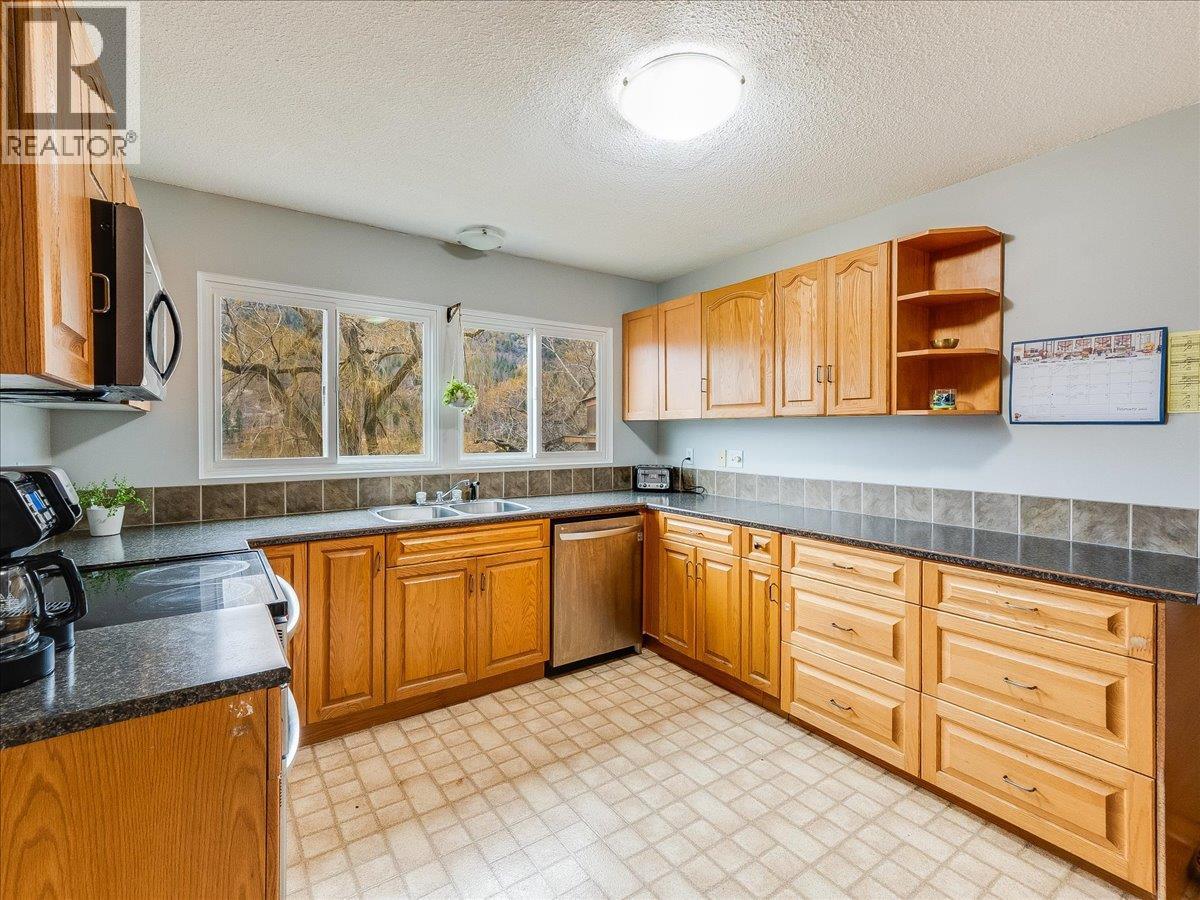 3866 Carnation Drive, Trail, British Columbia  V1R 4W9 - Photo 27 - 10375163