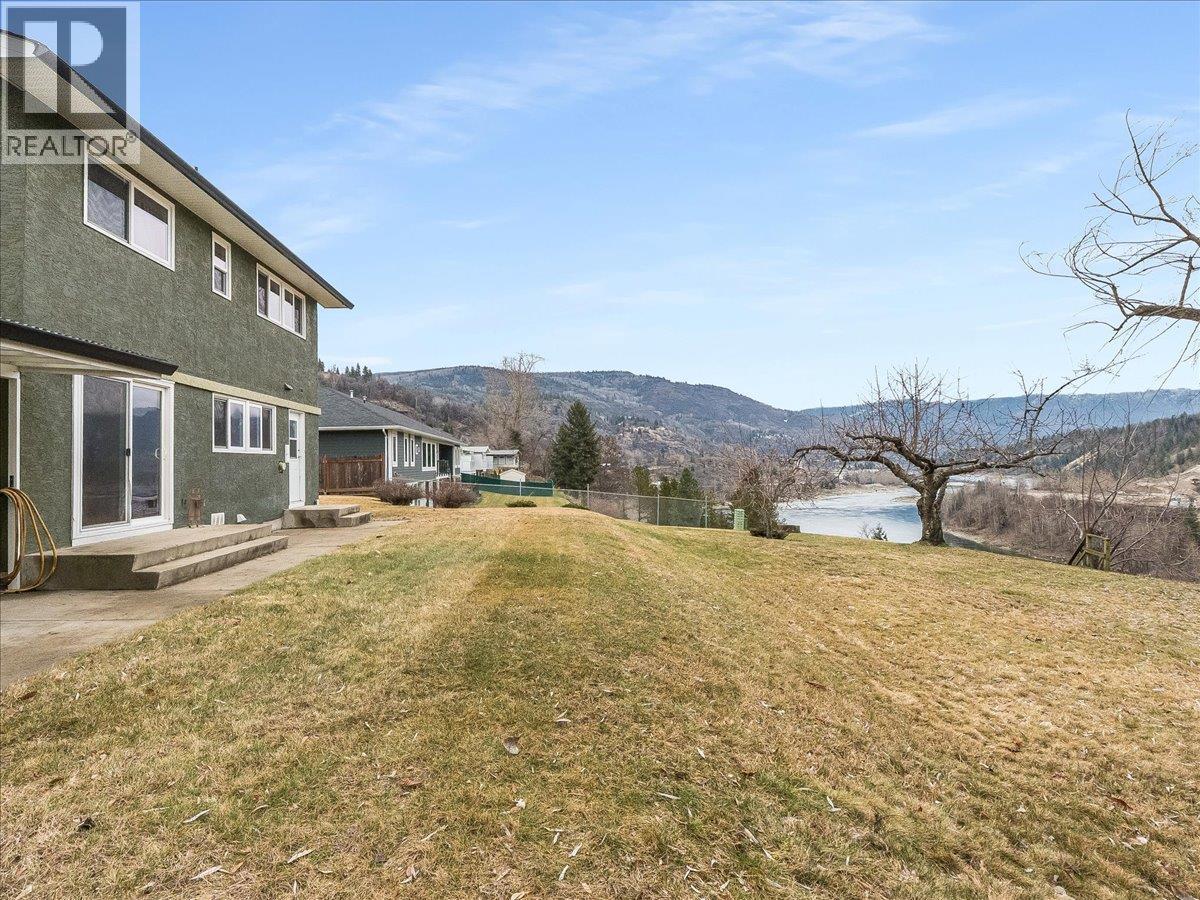 3866 Carnation Drive, Trail, British Columbia  V1R 4W9 - Photo 6 - 10375163