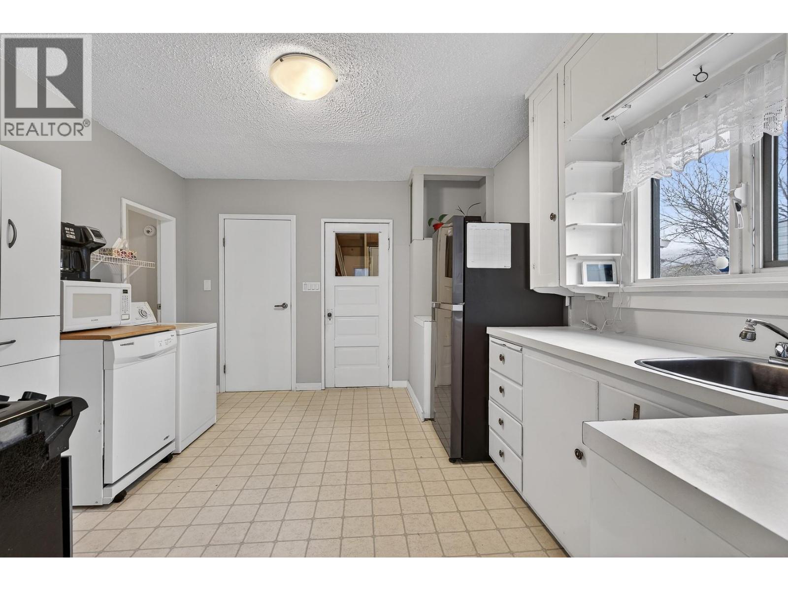 2004 33 Street, Vernon, British Columbia  V1T 5R6 - Photo 10 - 10374913