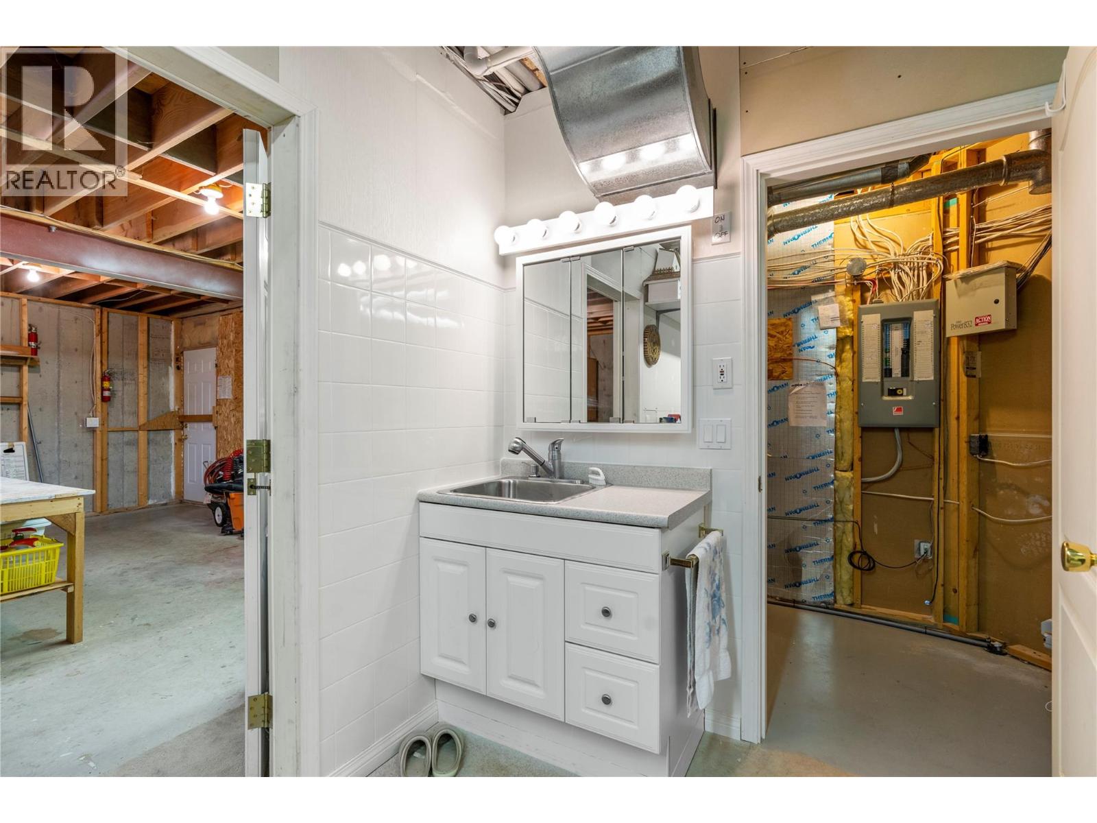 8011 Aquarius Road, Vernon, British Columbia  V1H 1C8 - Photo 46 - 10375079