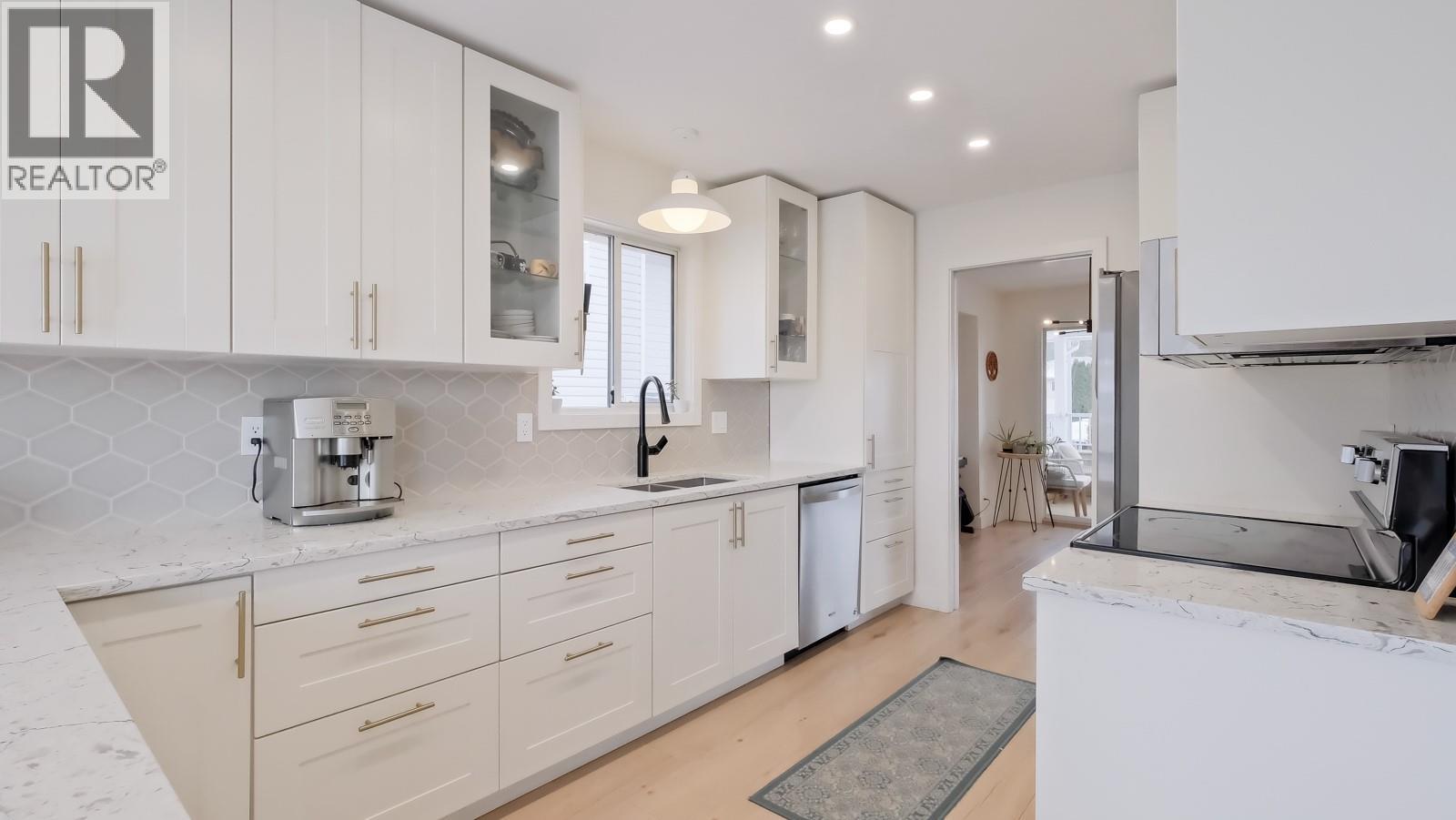 163 Rogers Crescent, Penticton, British Columbia  V2A 8E6 - Photo 3 - 10375357