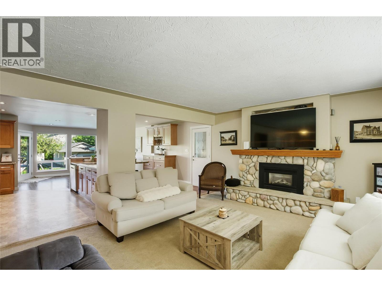 5996 Todd Hill Crescent, Kamloops, British Columbia  V2C 4X8 - Photo 7 - 10375364