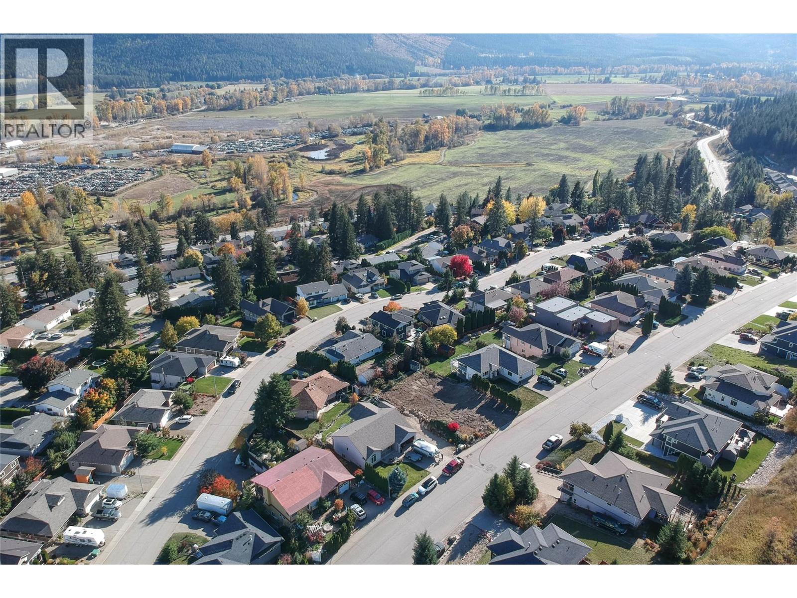 2023 Mountain View Avenue, Lumby, British Columbia  V0E 2G0 - Photo 3 - 10375424