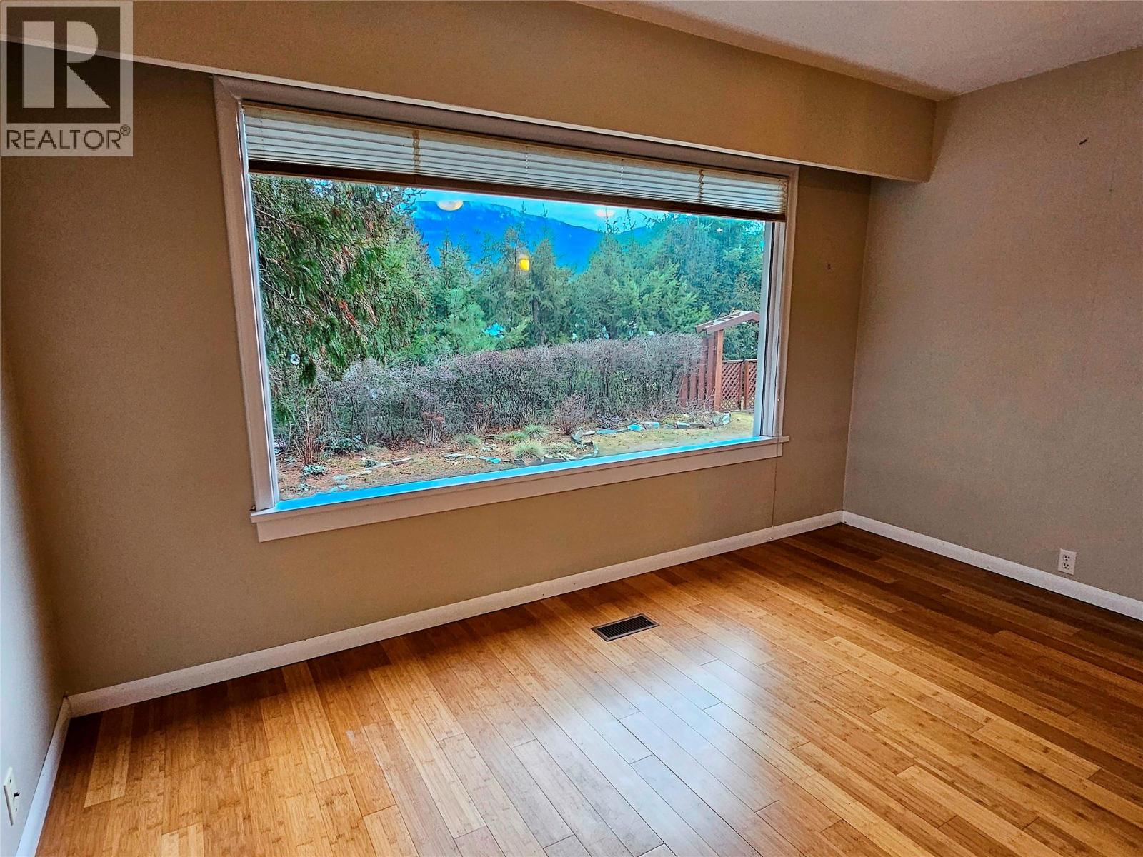 614 10th Avenue, Castlegar, British Columbia  V1N 1K9 - Photo 22 - 10375401