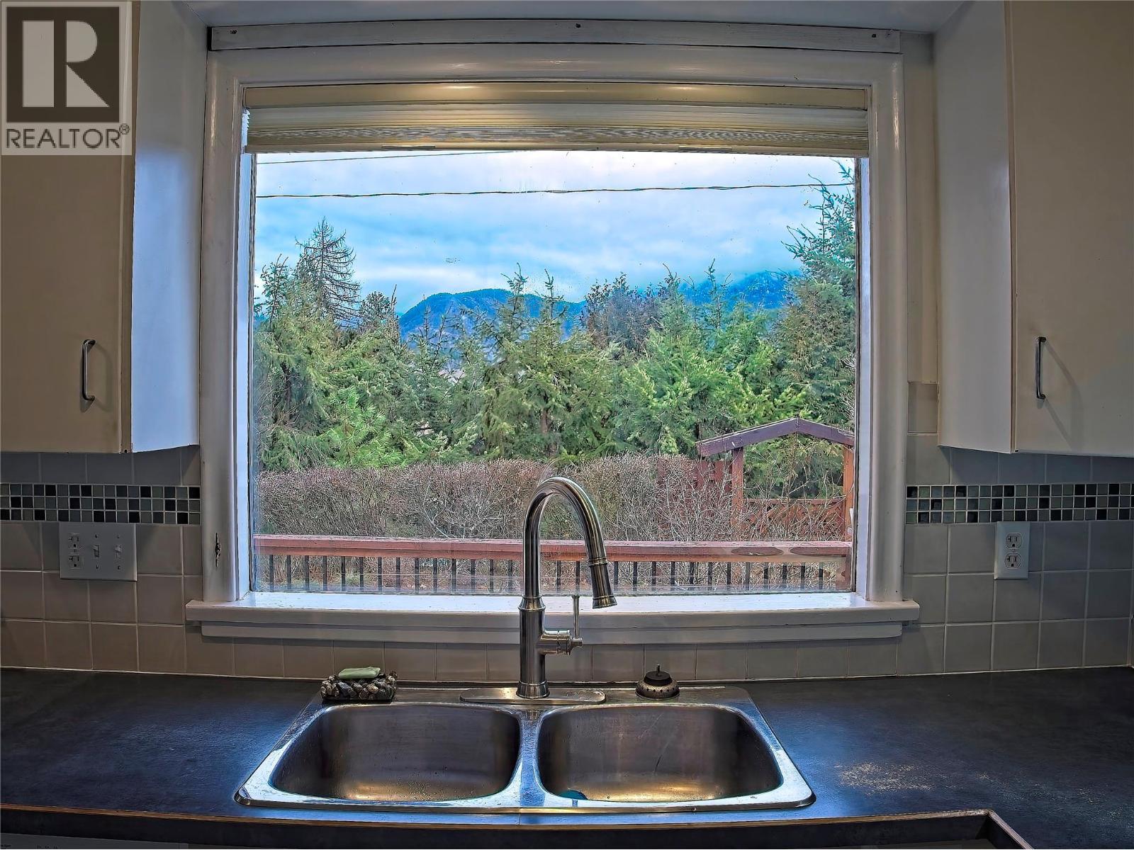 614 10th Avenue, Castlegar, British Columbia  V1N 1K9 - Photo 24 - 10375401