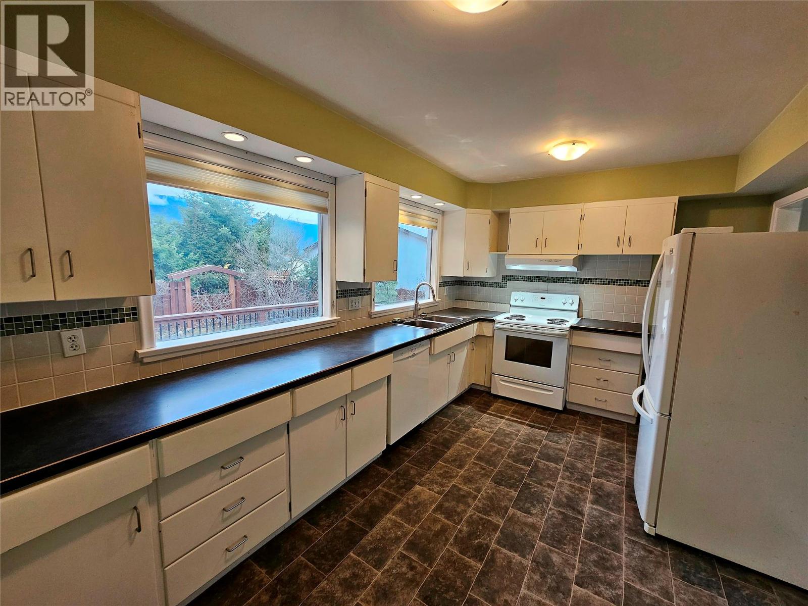 614 10th Avenue, Castlegar, British Columbia  V1N 1K9 - Photo 25 - 10375401