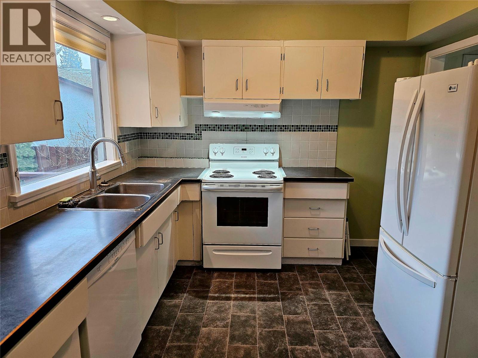 614 10th Avenue, Castlegar, British Columbia  V1N 1K9 - Photo 26 - 10375401