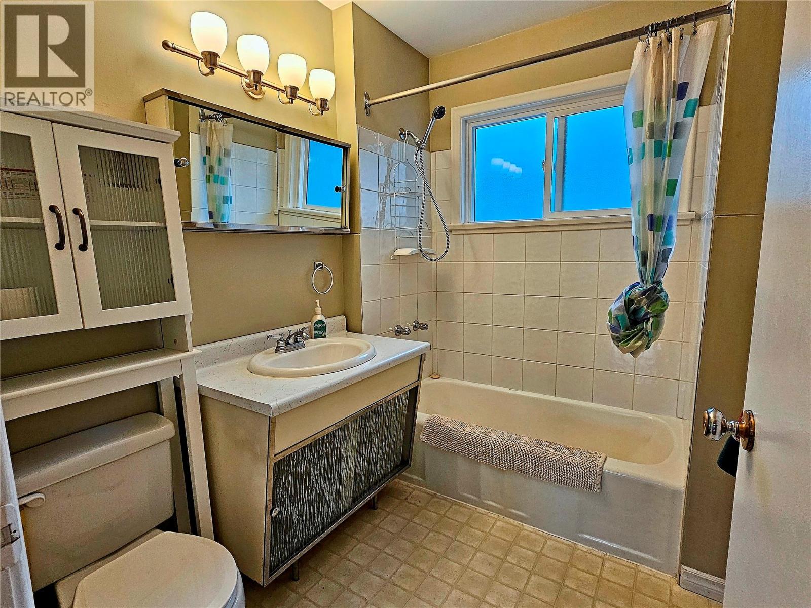 614 10th Avenue, Castlegar, British Columbia  V1N 1K9 - Photo 32 - 10375401