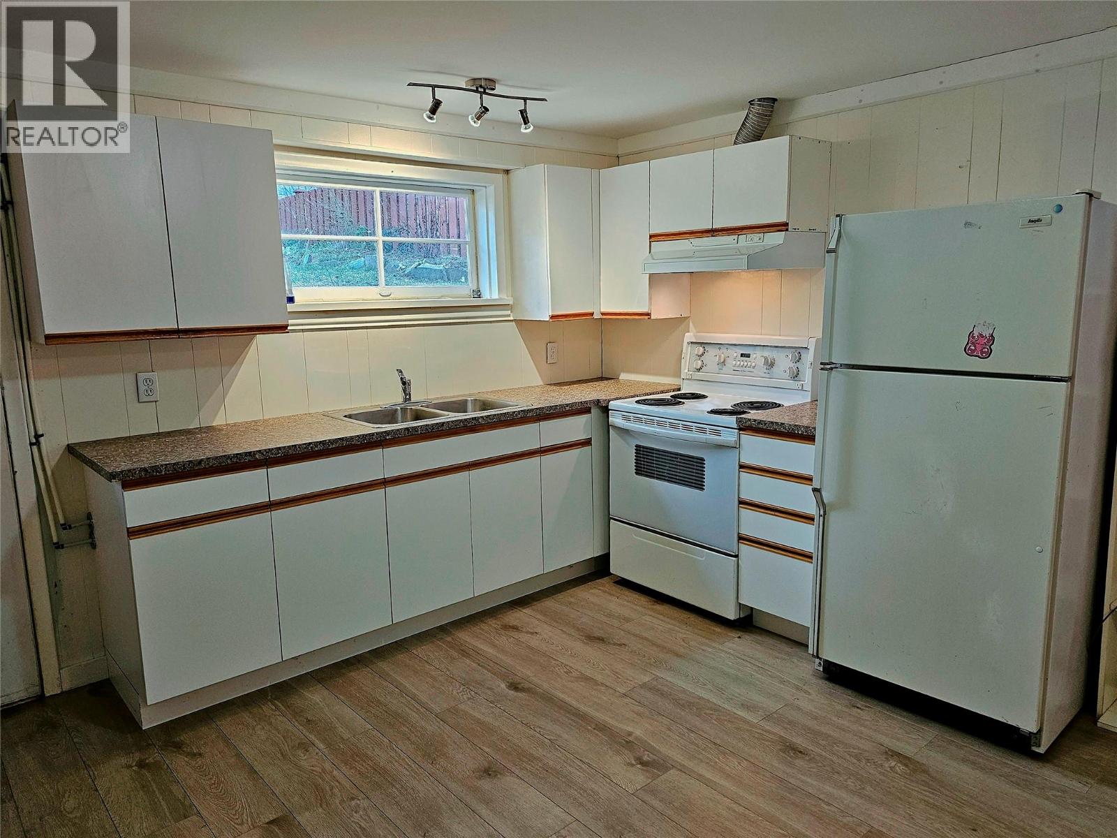 614 10th Avenue, Castlegar, British Columbia  V1N 1K9 - Photo 38 - 10375401