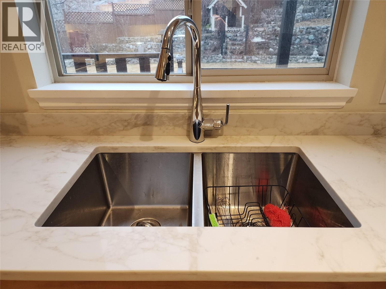 1925 Englemann Court, Kamloops, British Columbia  V1S 1X9 - Photo 4 - 10375634