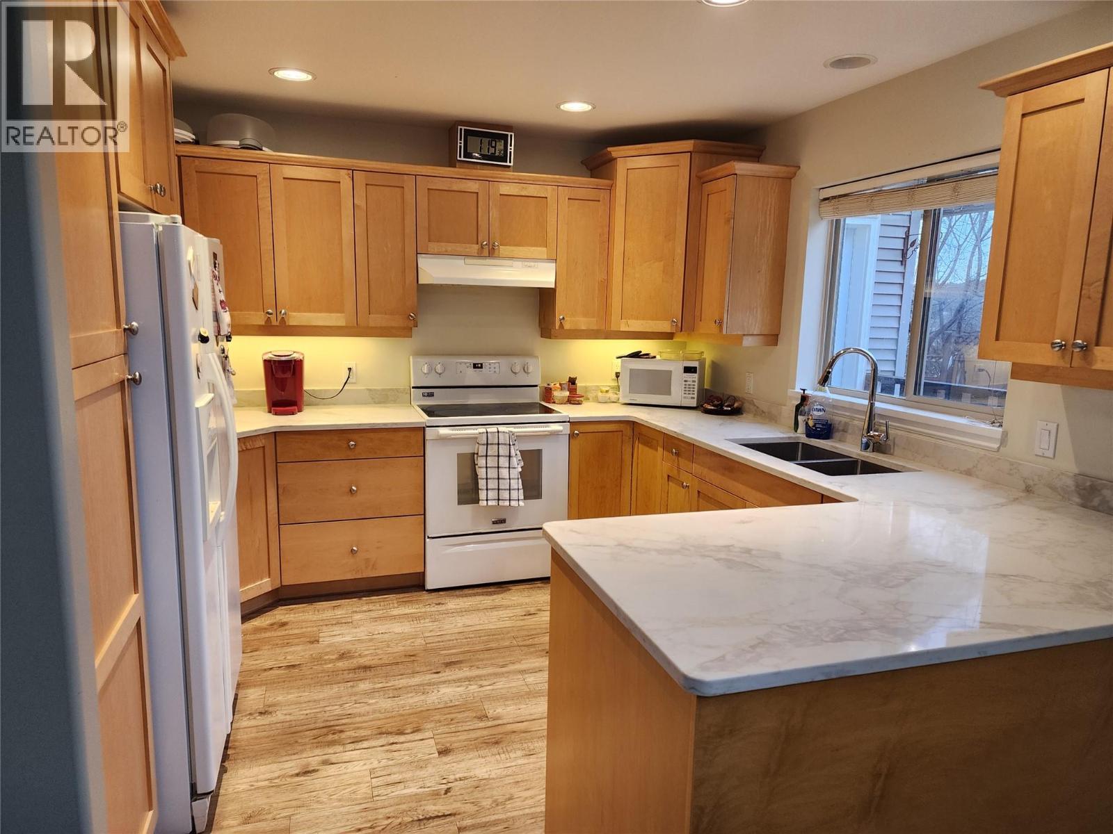 1925 Englemann Court, Kamloops, British Columbia  V1S 1X9 - Photo 6 - 10375634