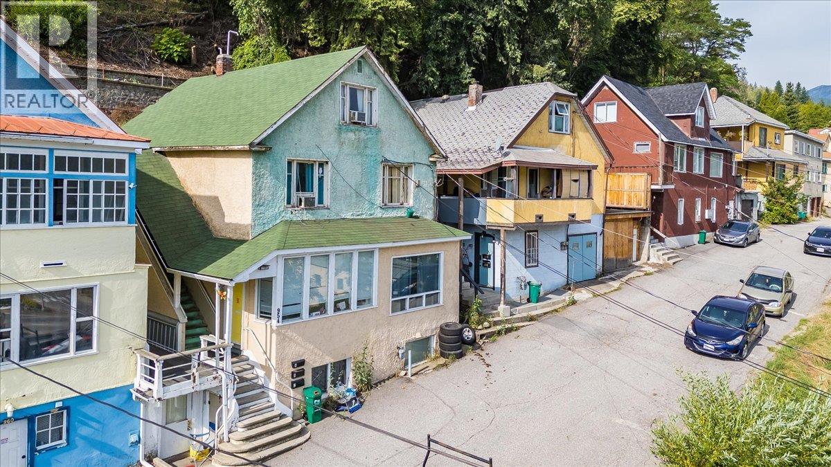 954 Glover Road, Trail, British Columbia  V1R 3J9 - Photo 2 - 10375645