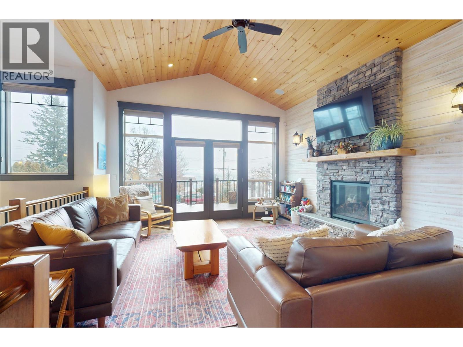 2058 Grandview Avenue, Lumby, British Columbia  V0E 2G0 - Photo 12 - 10373972