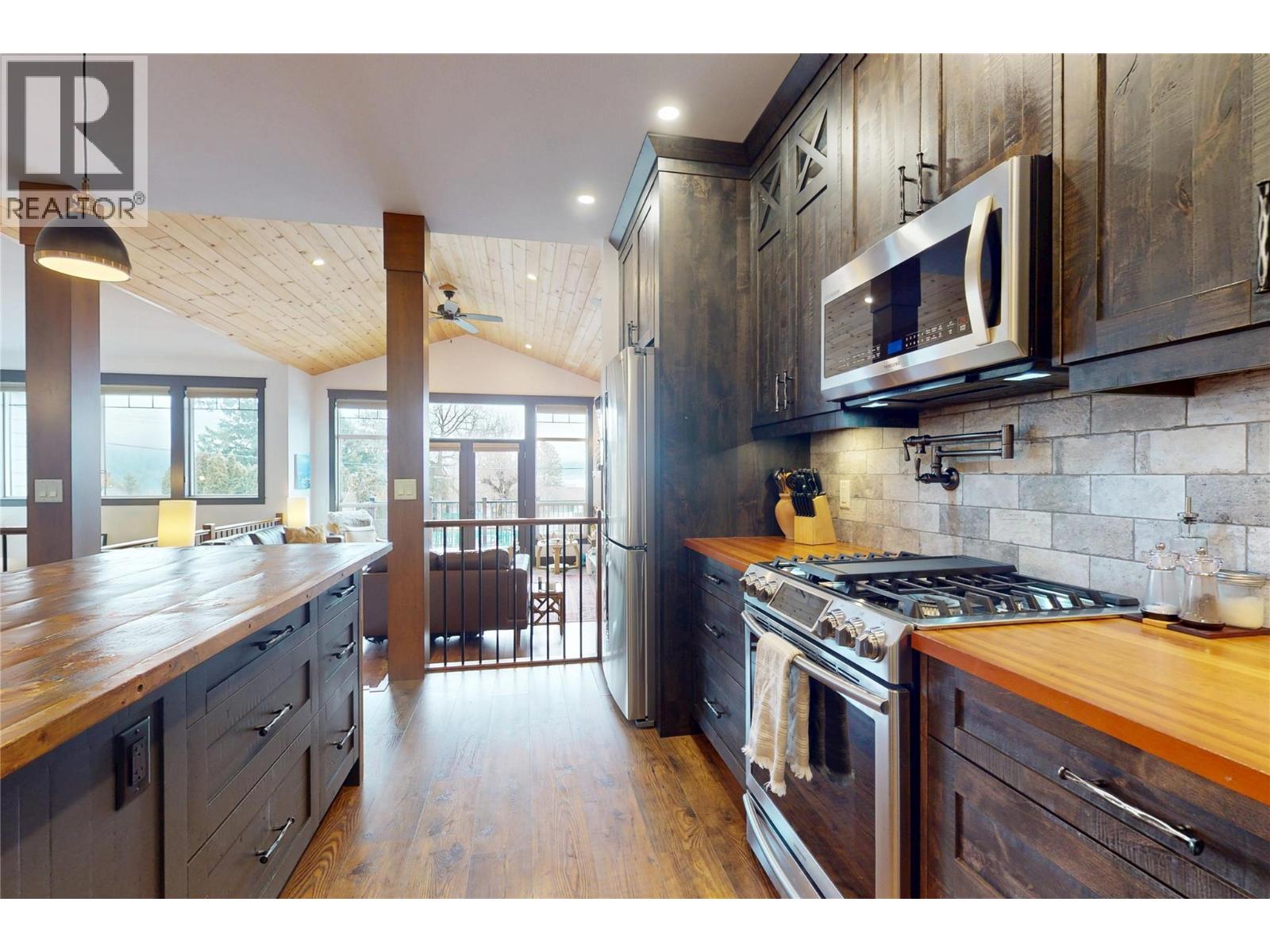 2058 Grandview Avenue, Lumby, British Columbia  V0E 2G0 - Photo 16 - 10373972