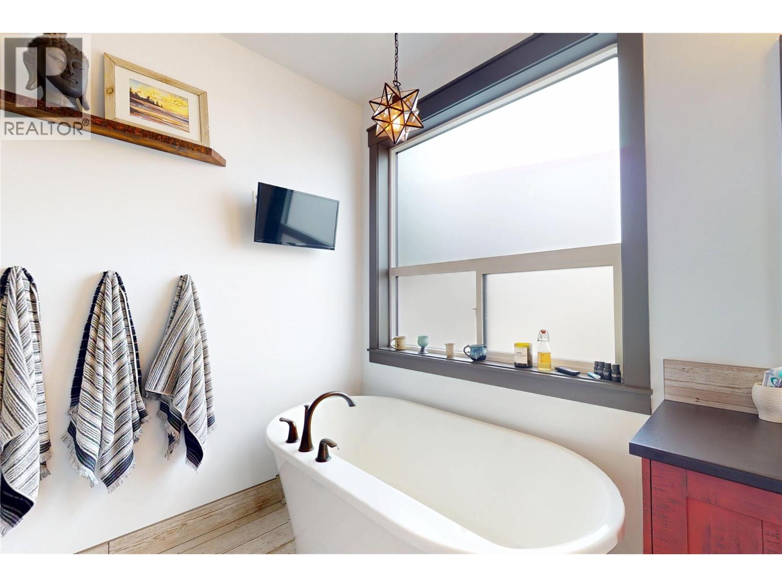 2058 Grandview Avenue, Lumby, British Columbia  V0E 2G0 - Photo 49 - 10373972