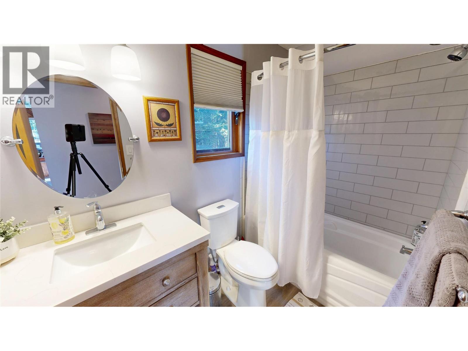 1086 Scenic Place, Windermere, British Columbia  V0B 2L1 - Photo 9 - 10375660