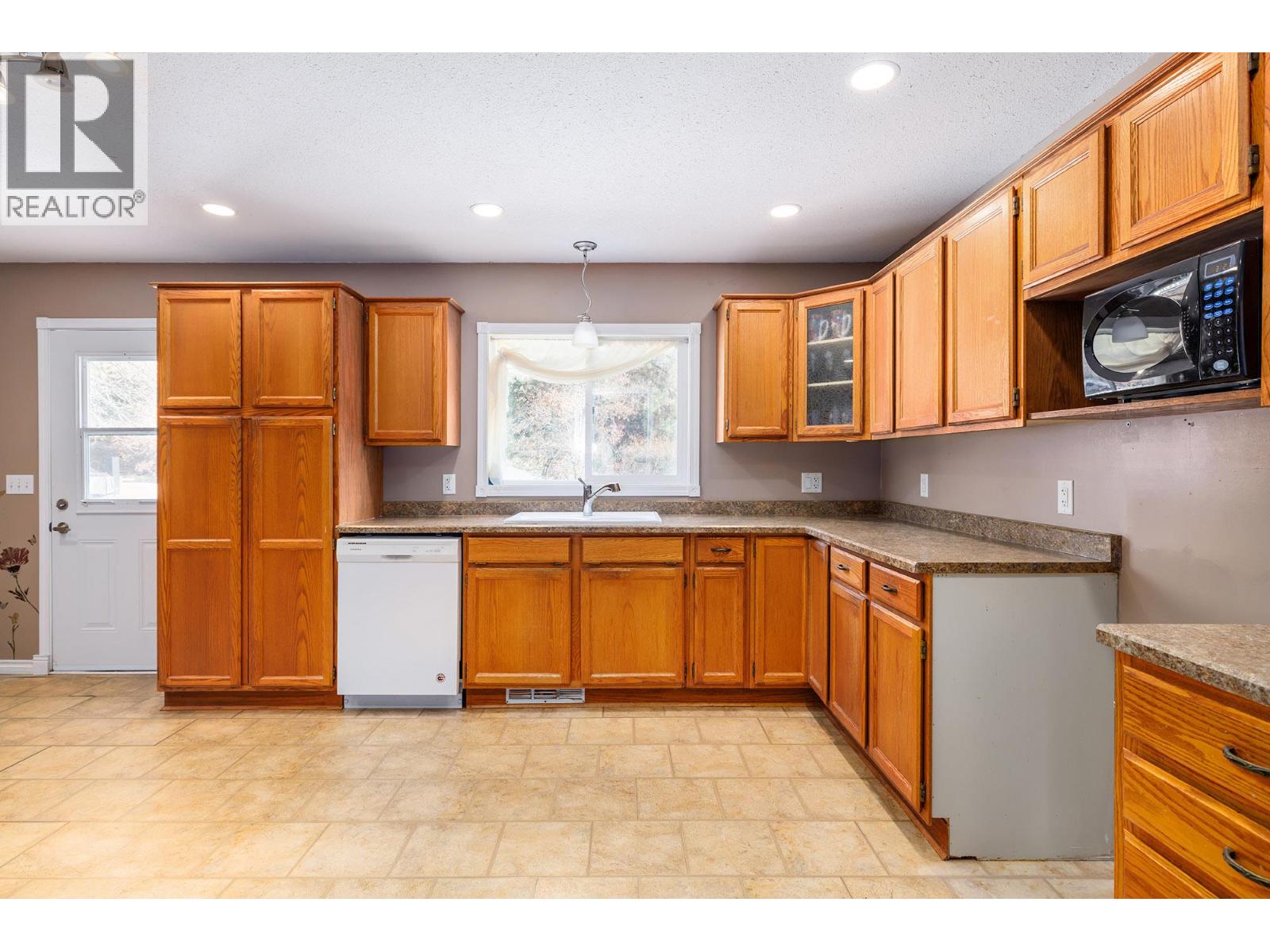 975 Neptune Road, Kelowna, British Columbia  V1X 3E4 - Photo 6 - 10375646