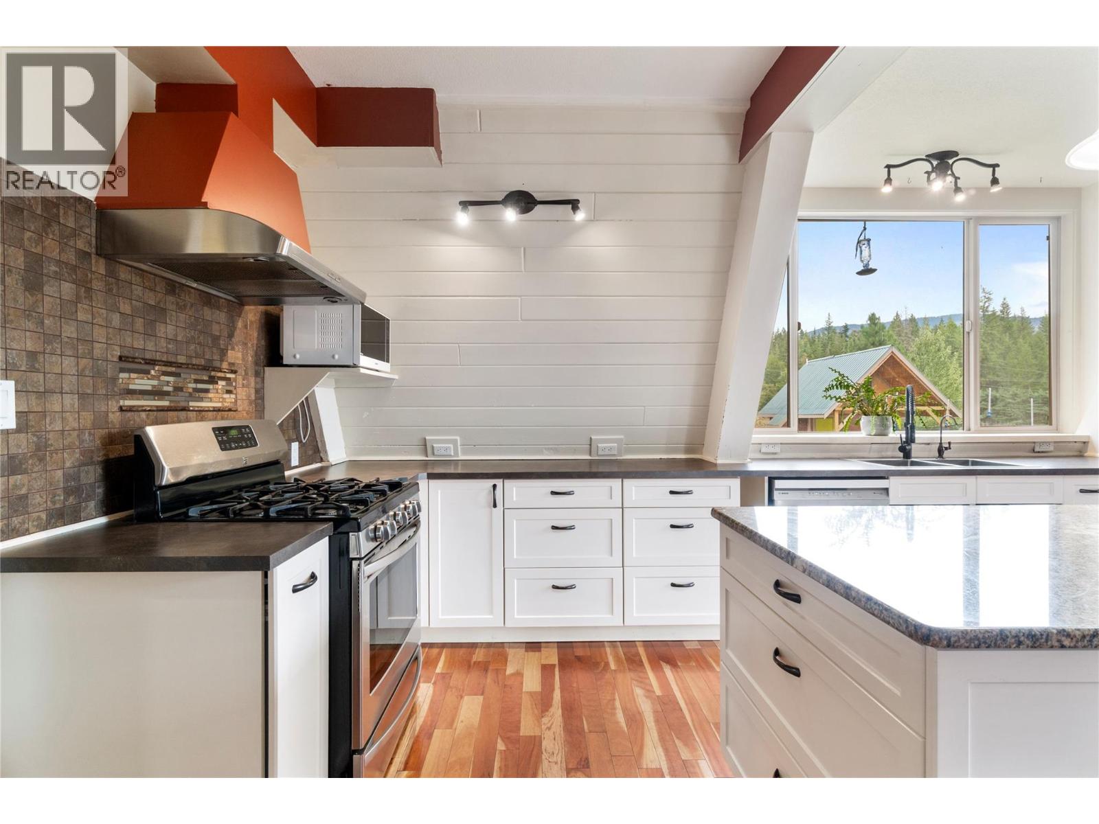 6551 40 Street Nw, Salmon Arm, British Columbia  V1E 3A5 - Photo 9 - 10375537