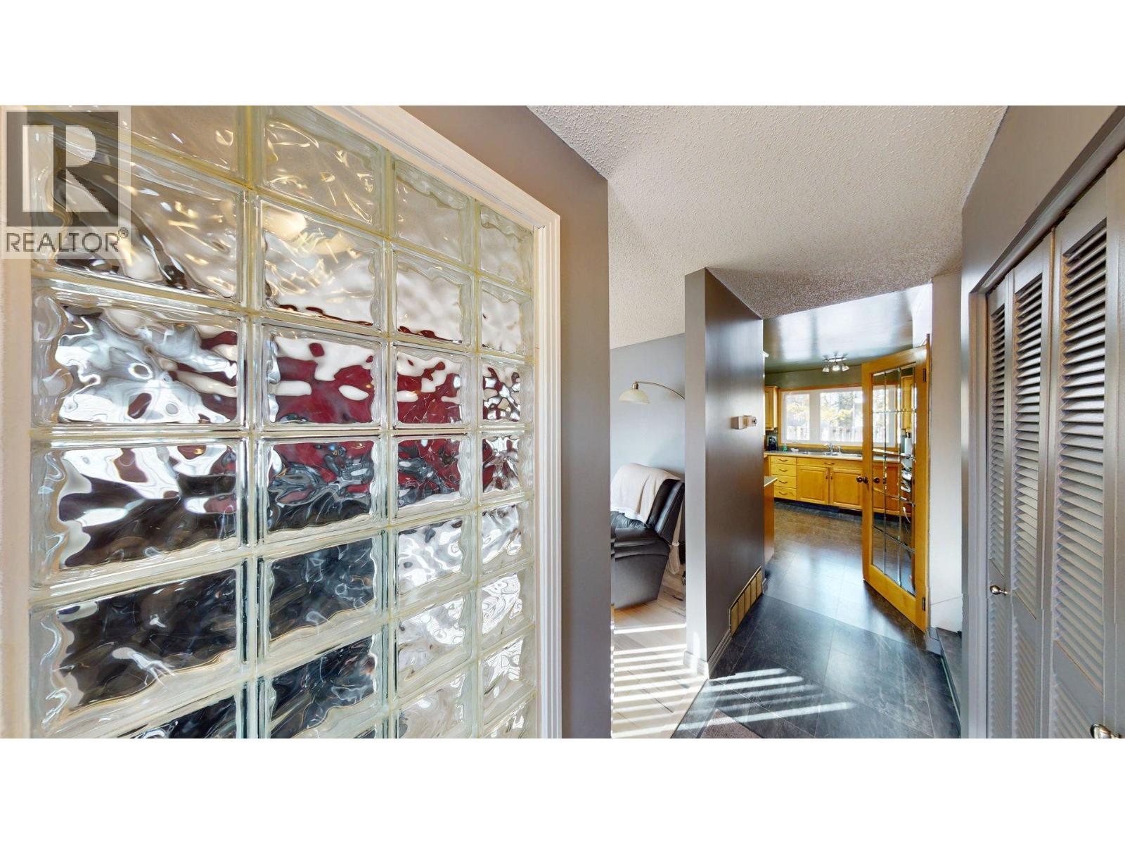 771 Ferguson Crescent, Elkford, British Columbia  V0B 1H0 - Photo 2 - 10375202