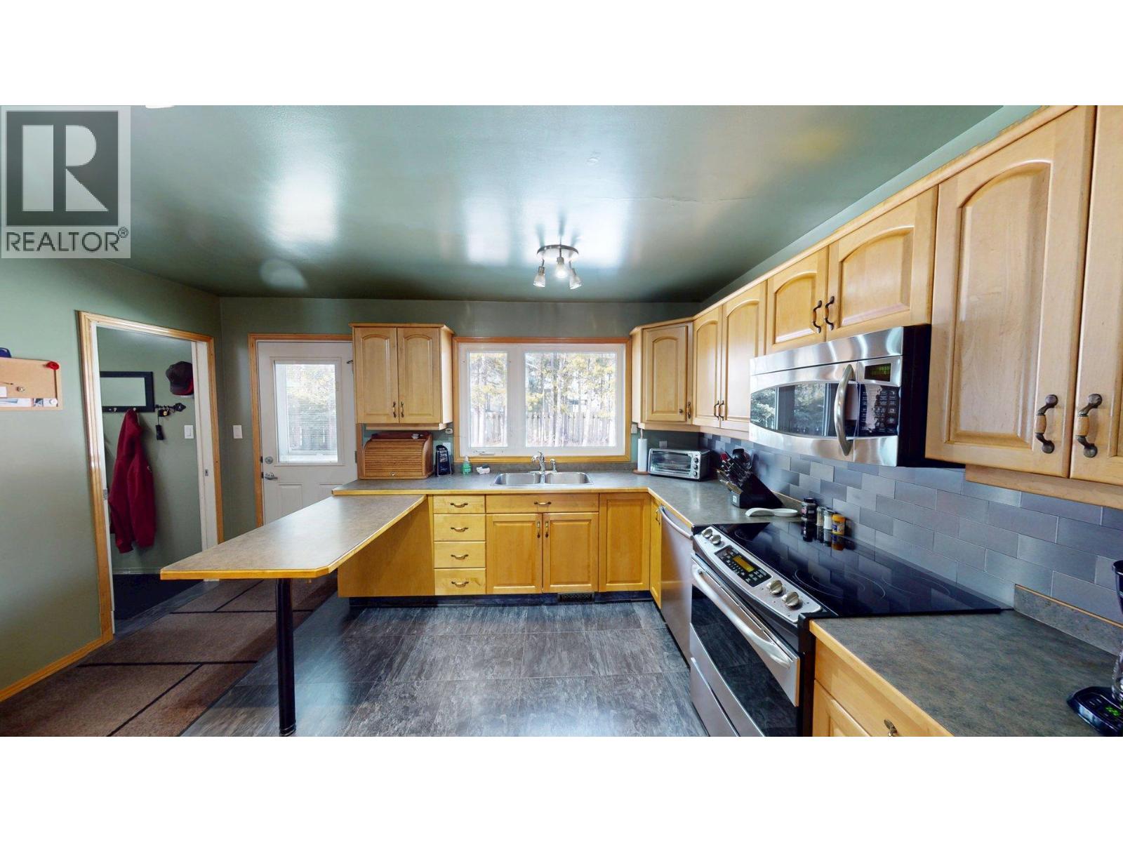 771 Ferguson Crescent, Elkford, British Columbia  V0B 1H0 - Photo 3 - 10375202