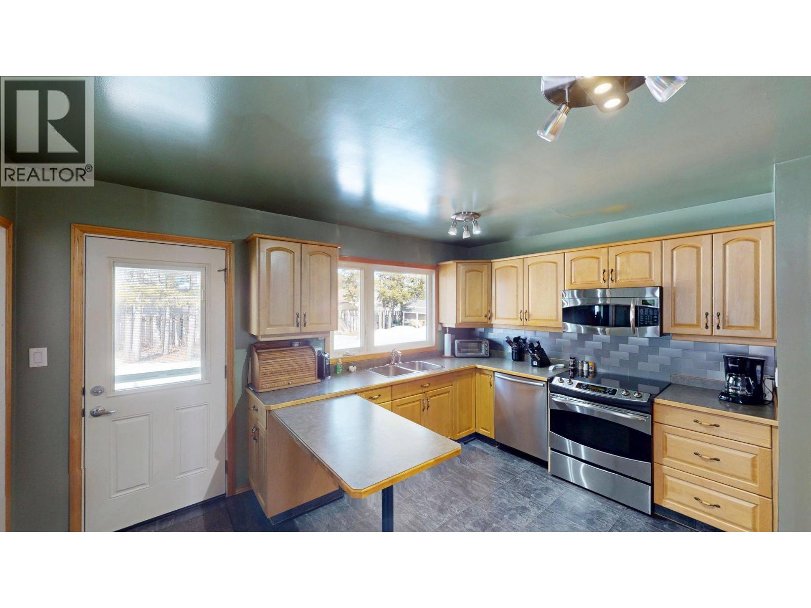 771 Ferguson Crescent, Elkford, British Columbia  V0B 1H0 - Photo 4 - 10375202