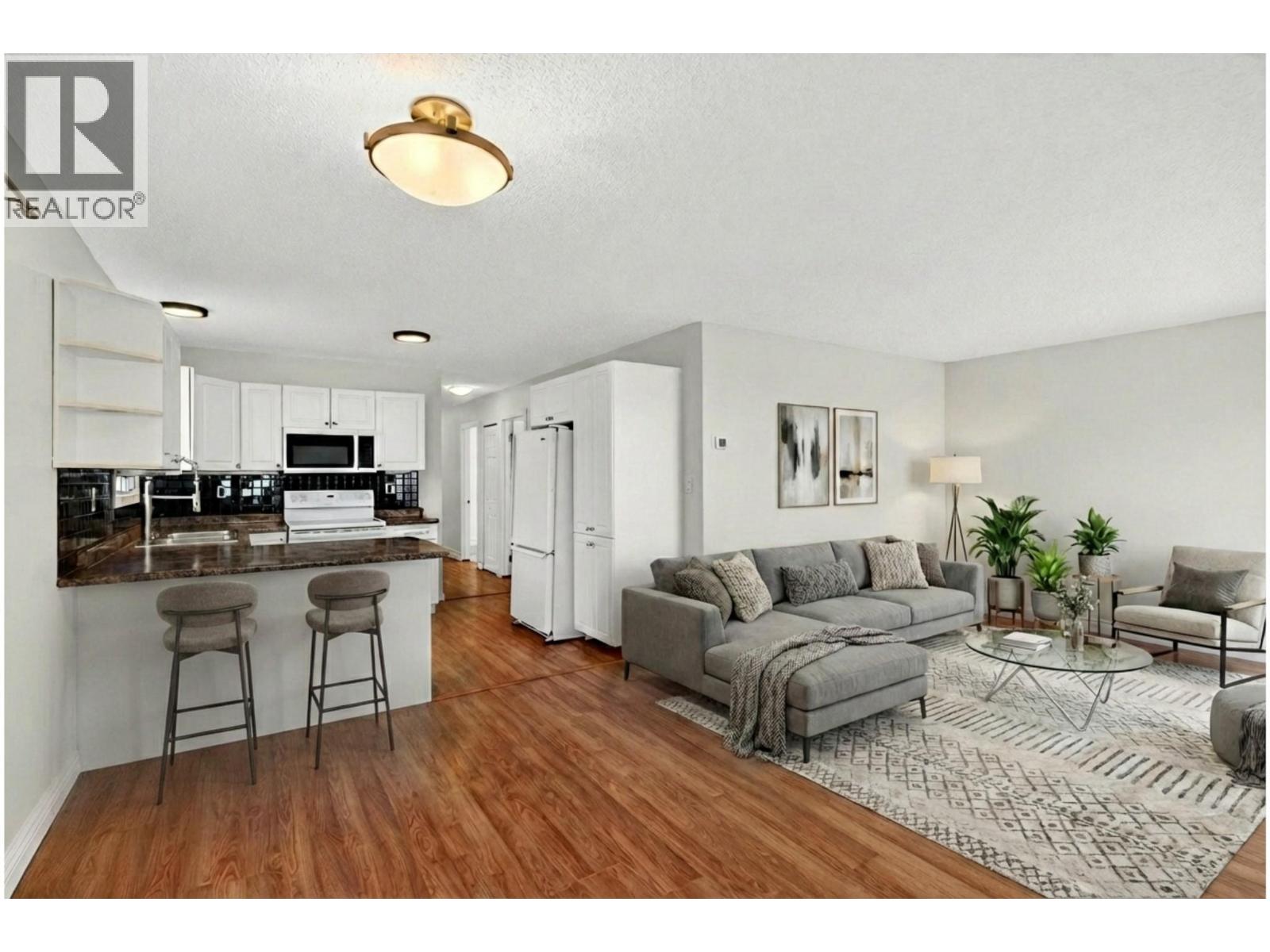 1031 Martin Avenue, Kelowna, British Columbia  V1Y 6V6 - Photo 2 - 10375633