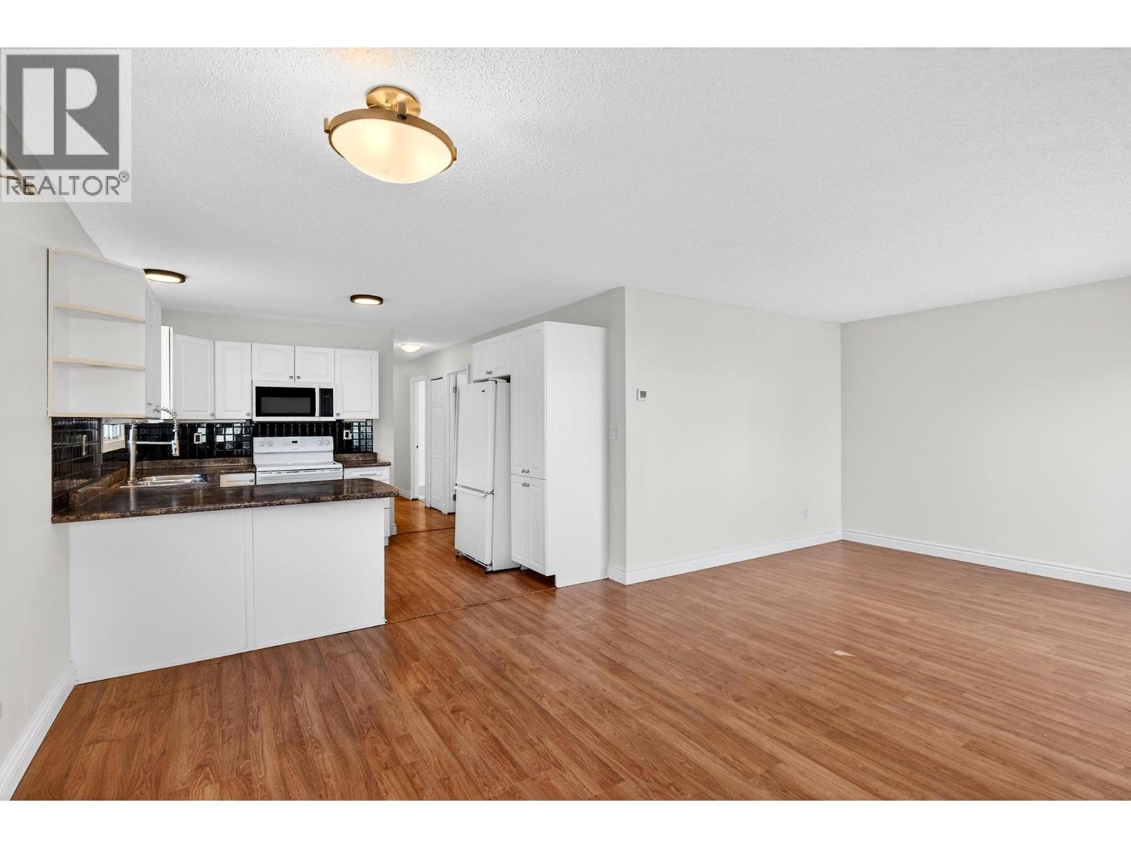 1031 Martin Avenue, Kelowna, British Columbia  V1Y 6V6 - Photo 3 - 10375633