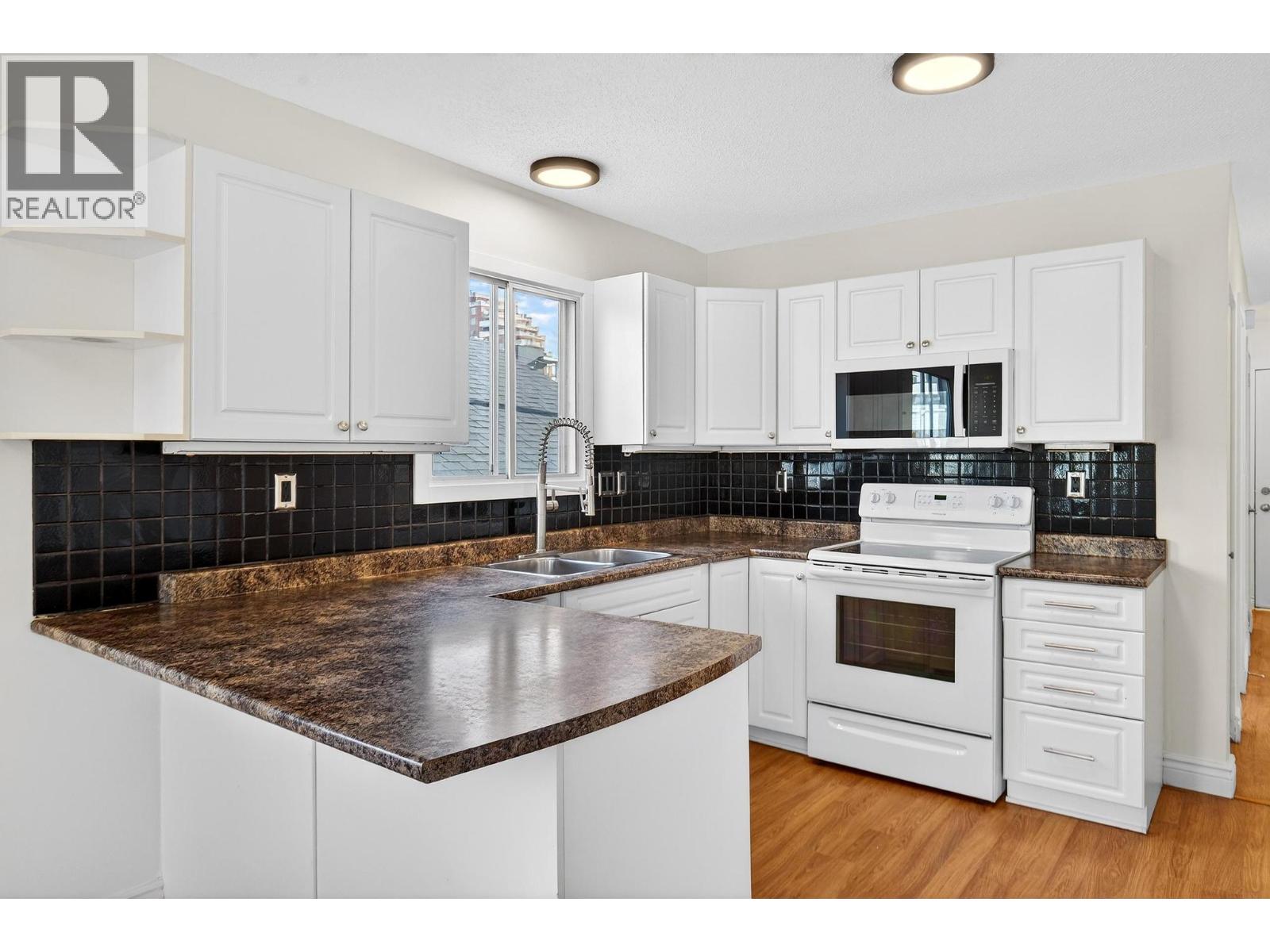 1031 Martin Avenue, Kelowna, British Columbia  V1Y 6V6 - Photo 9 - 10375633