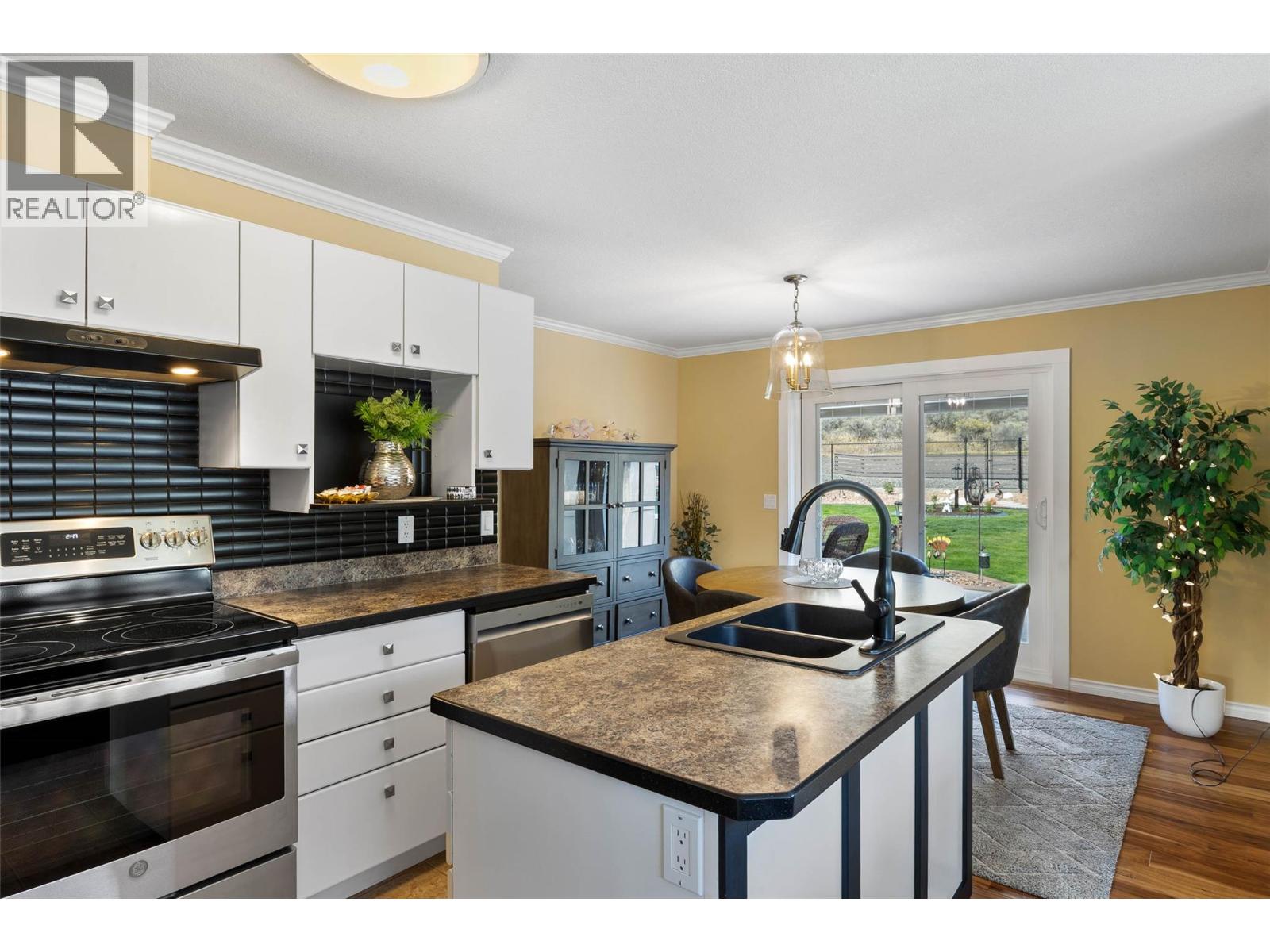 3577 Navatanee Drive, Kamloops, British Columbia  V2H 1S1 - Photo 10 - 10375723