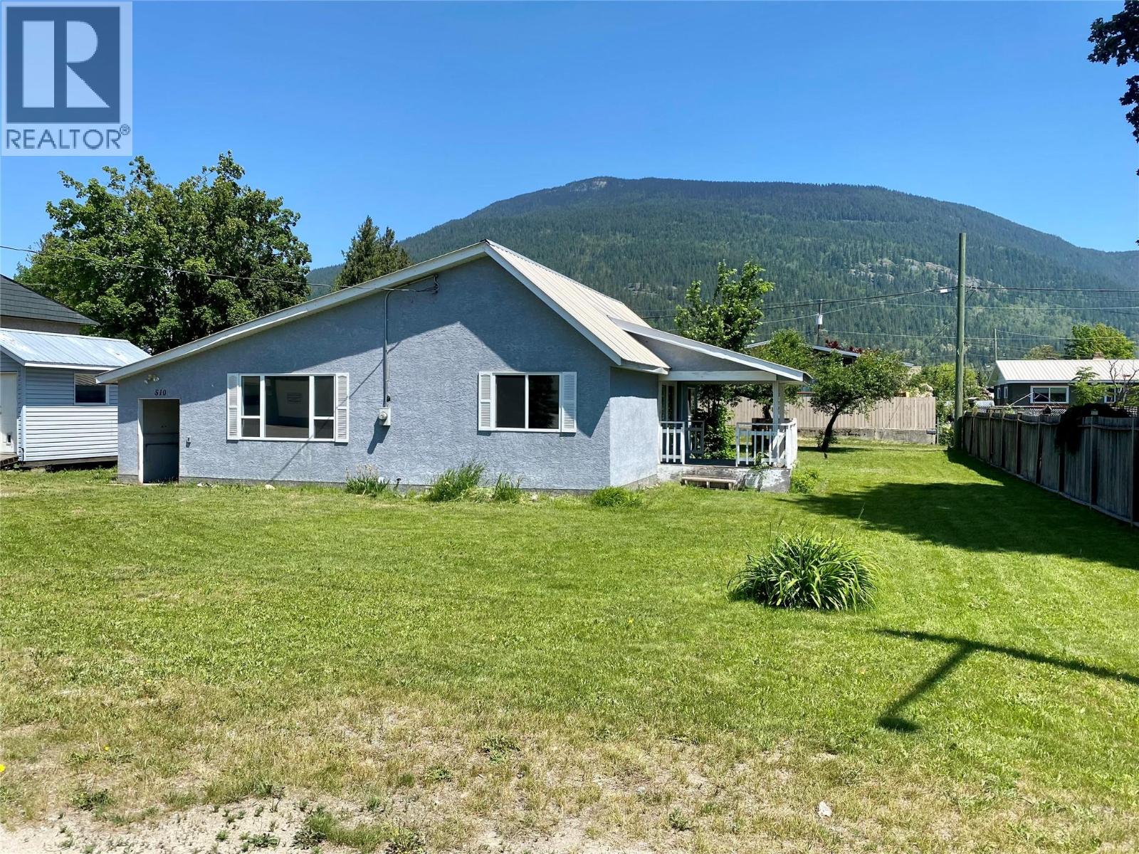 510 Tenth Street E, Revelstoke, British Columbia  V0E 2S0 - Photo 1 - 10375438