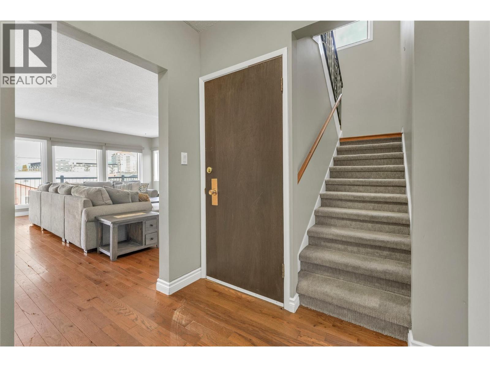 328 Nanaimo Avenue W, Penticton, British Columbia  V2A 1N7 - Photo 4 - 10375800