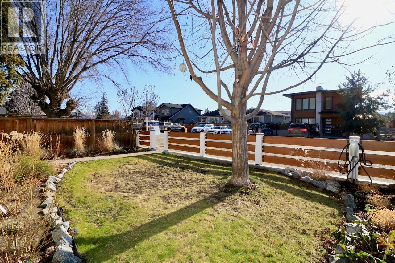 640 Roanoke Avenue, Kelowna, British Columbia  V1Y 7K8 - Photo 2 - 10375866