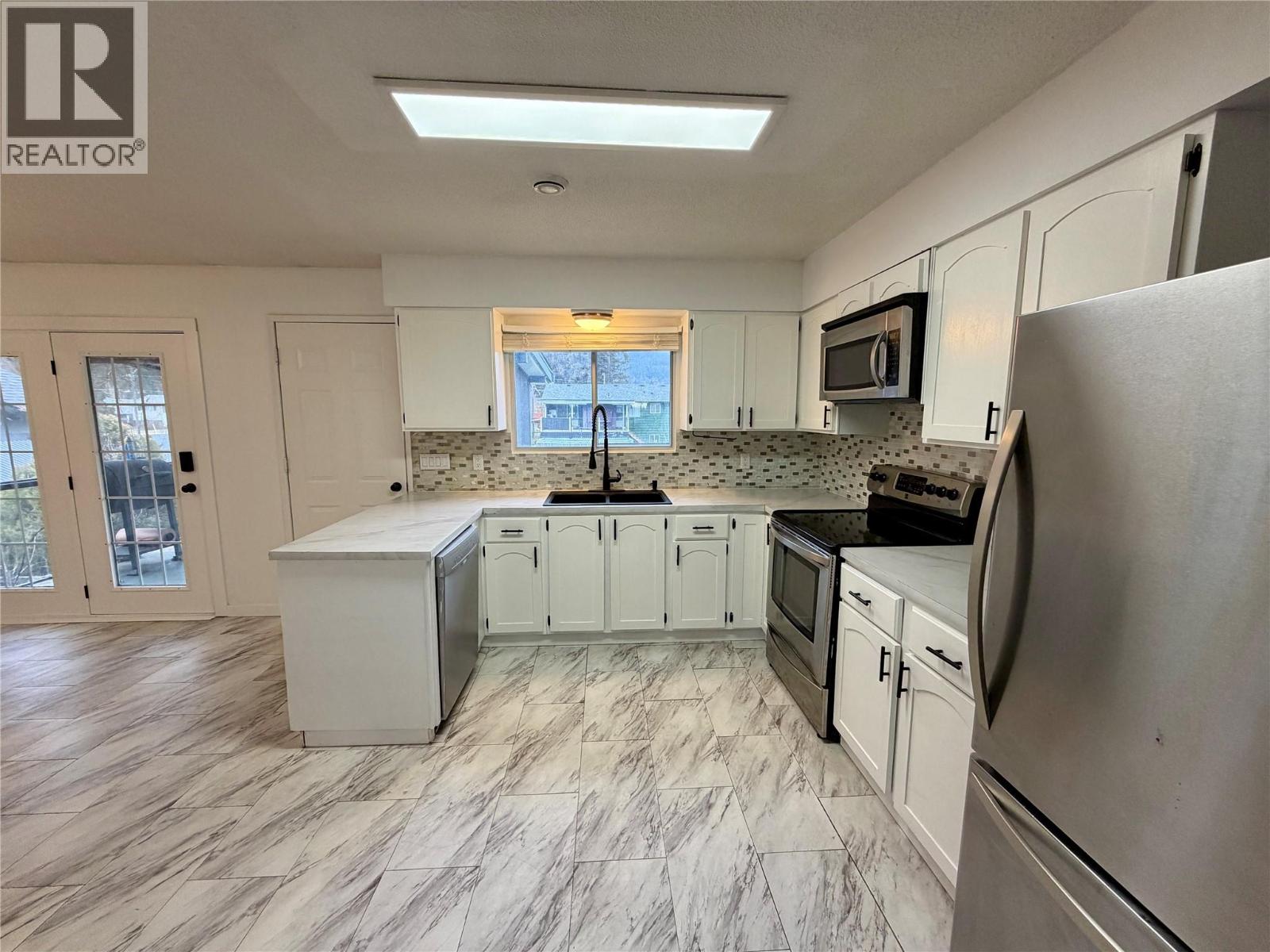 606 Spruce Street, Sicamous, British Columbia  V0E 2V0 - Photo 7 - 10375486