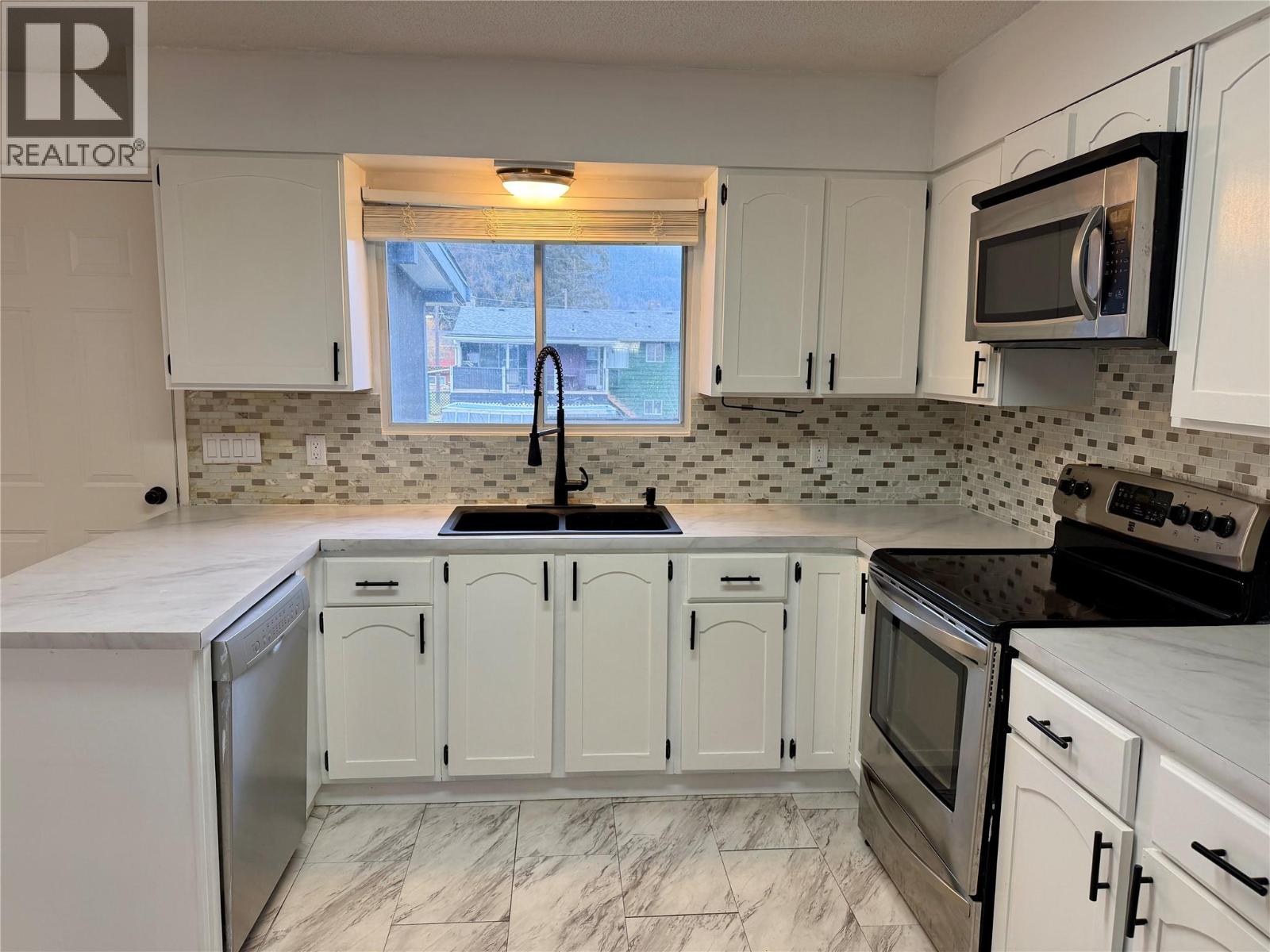 606 Spruce Street, Sicamous, British Columbia  V0E 2V0 - Photo 8 - 10375486