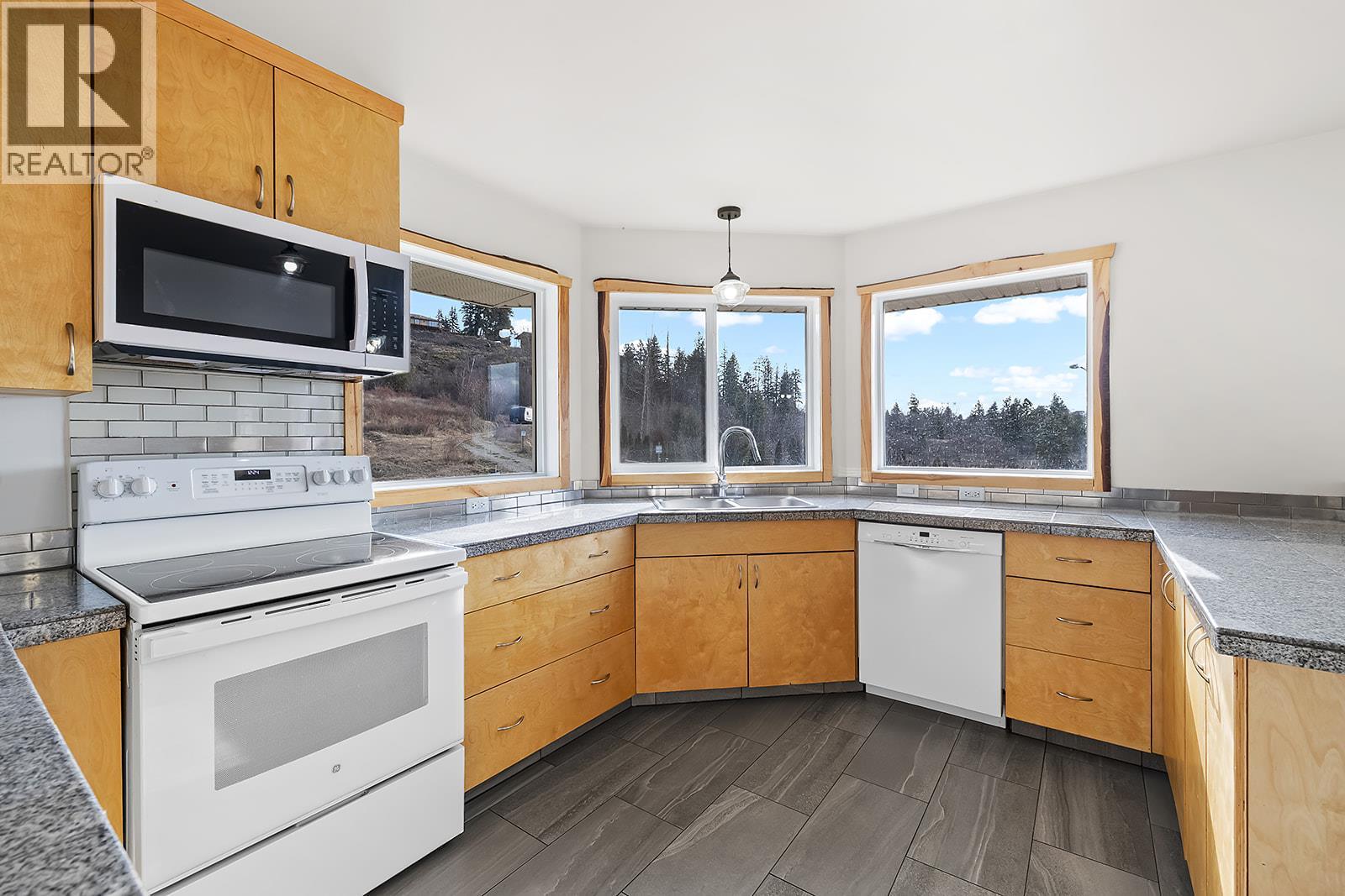 1103 12th Avenue N, Creston, British Columbia  V0B 1G6 - Photo 4 - 10374506