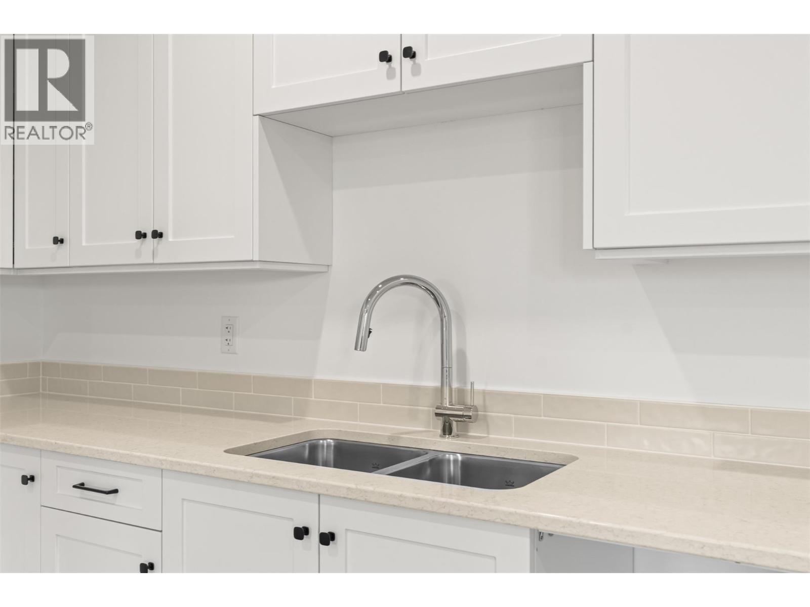 7005 Manning Place, Vernon, British Columbia  V1B 0B6 - Photo 9 - 10375968